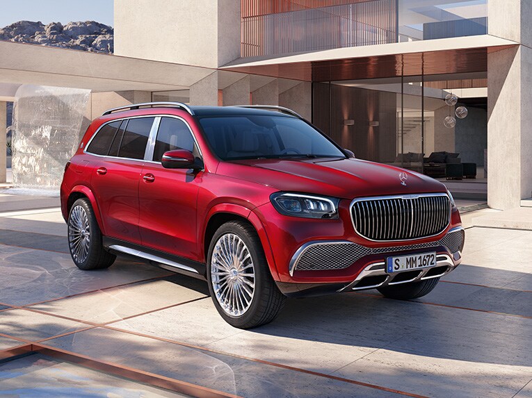 A Mercedes-Maybach GLS oldalsó elölnézetben egy modern ház előtt