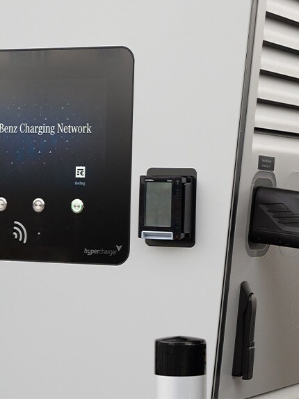 Elektromos autó töltése Mercedes-Benz töltőhálózat egyik pontján