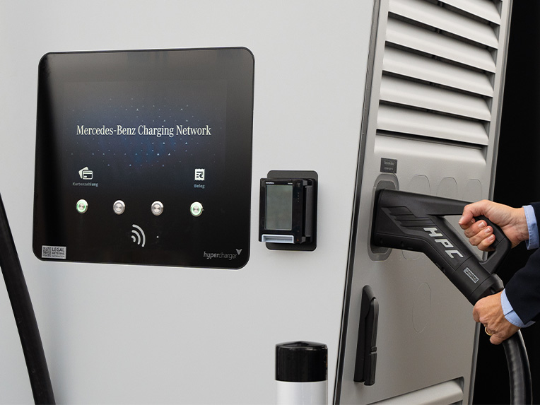 Töltési lehetőségek | Elektromobilitás | Mercedes-Benz Elektromos autó töltése Mercedes-Benz töltőhálózat egyik pontján