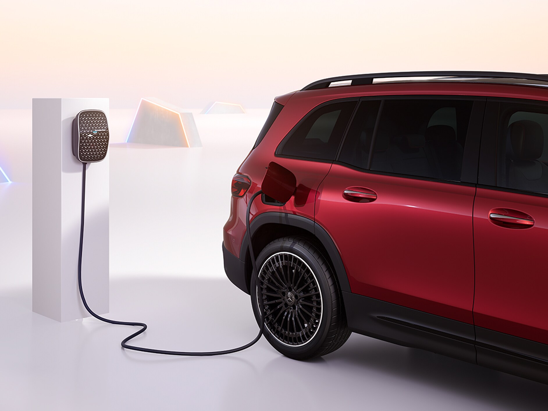 Az EQB töltése egy Mercedes Benz Wallbox-nál.