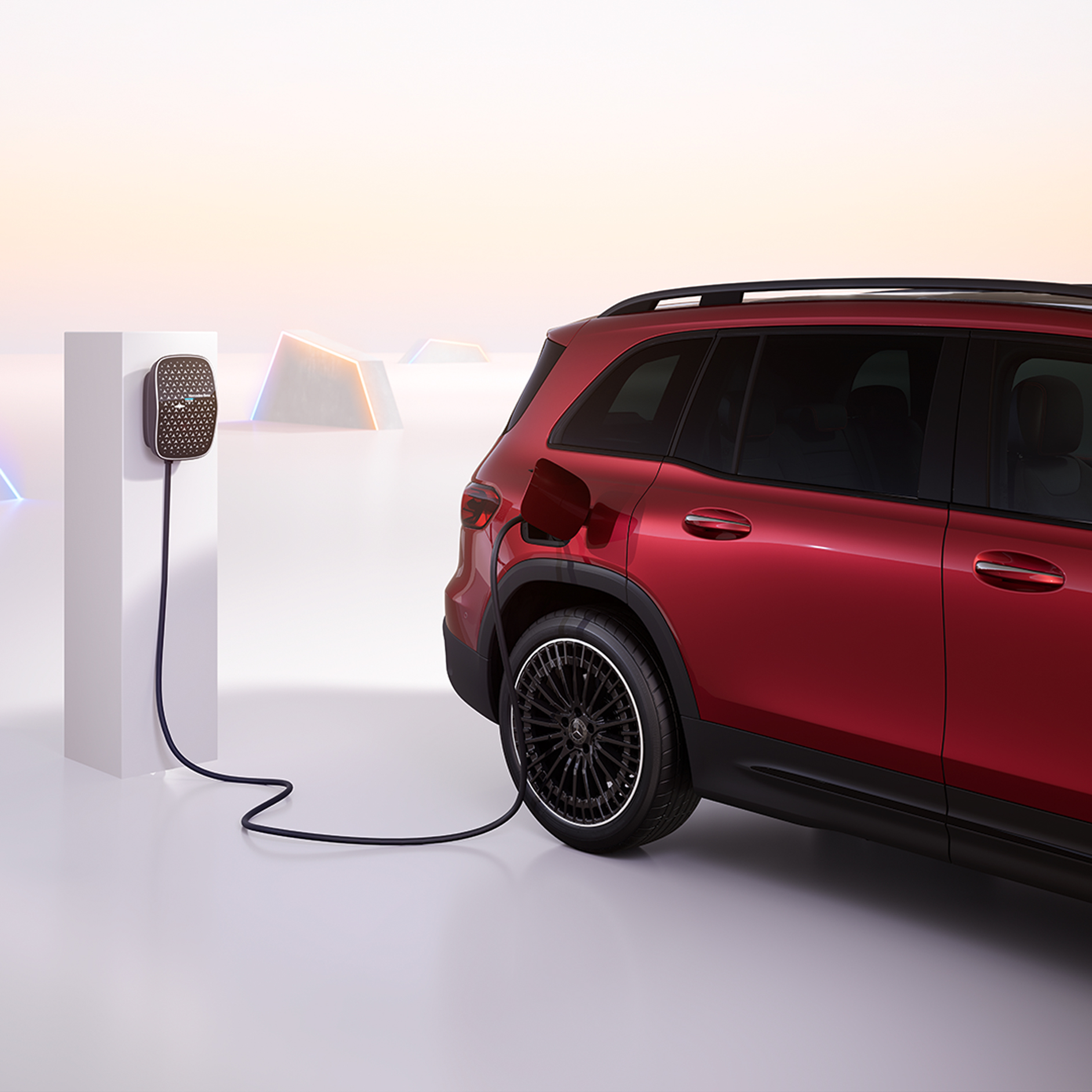 Töltés | Elektromos modellek | Mercedes-Benz Az EQB töltése egy Mercedes Benz Wallbox-nál.