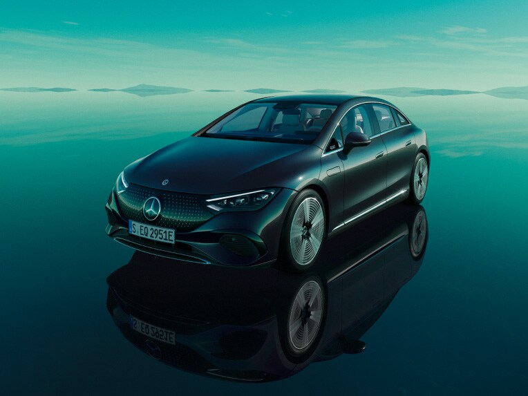 A Mercedes-Benz tisztán elektromos hajtású EQE modellje saját zöld EQ világában, tükröző padlófelülettel.