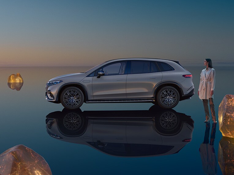 A Mercedes-Benz tisztán elektromos hajtású EQS SUV modellje a saját EQ SUV-világában, tükröző padlófelülettel.
