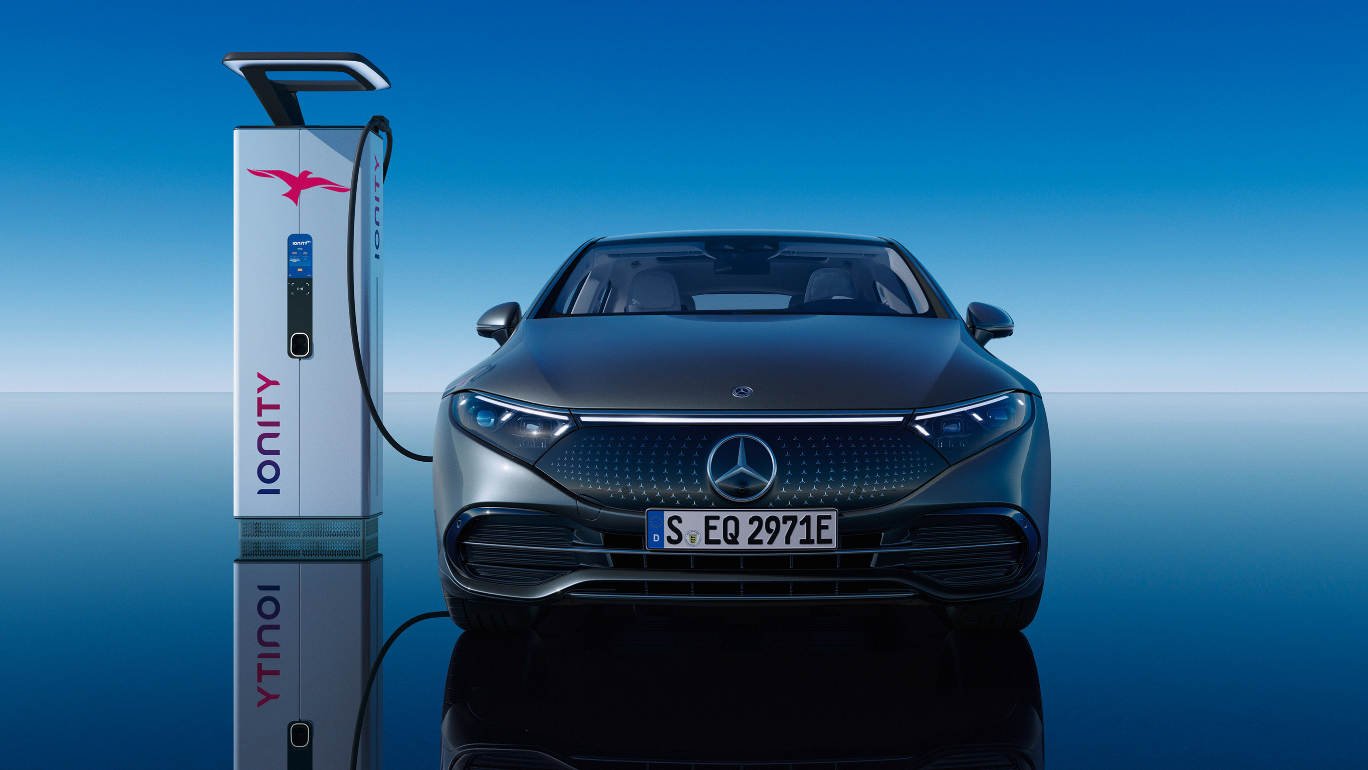 Mercedes-Benz EQS töltés közben Egy Mercedes-Benz EQS tölt egy IONITY töltőállomáson