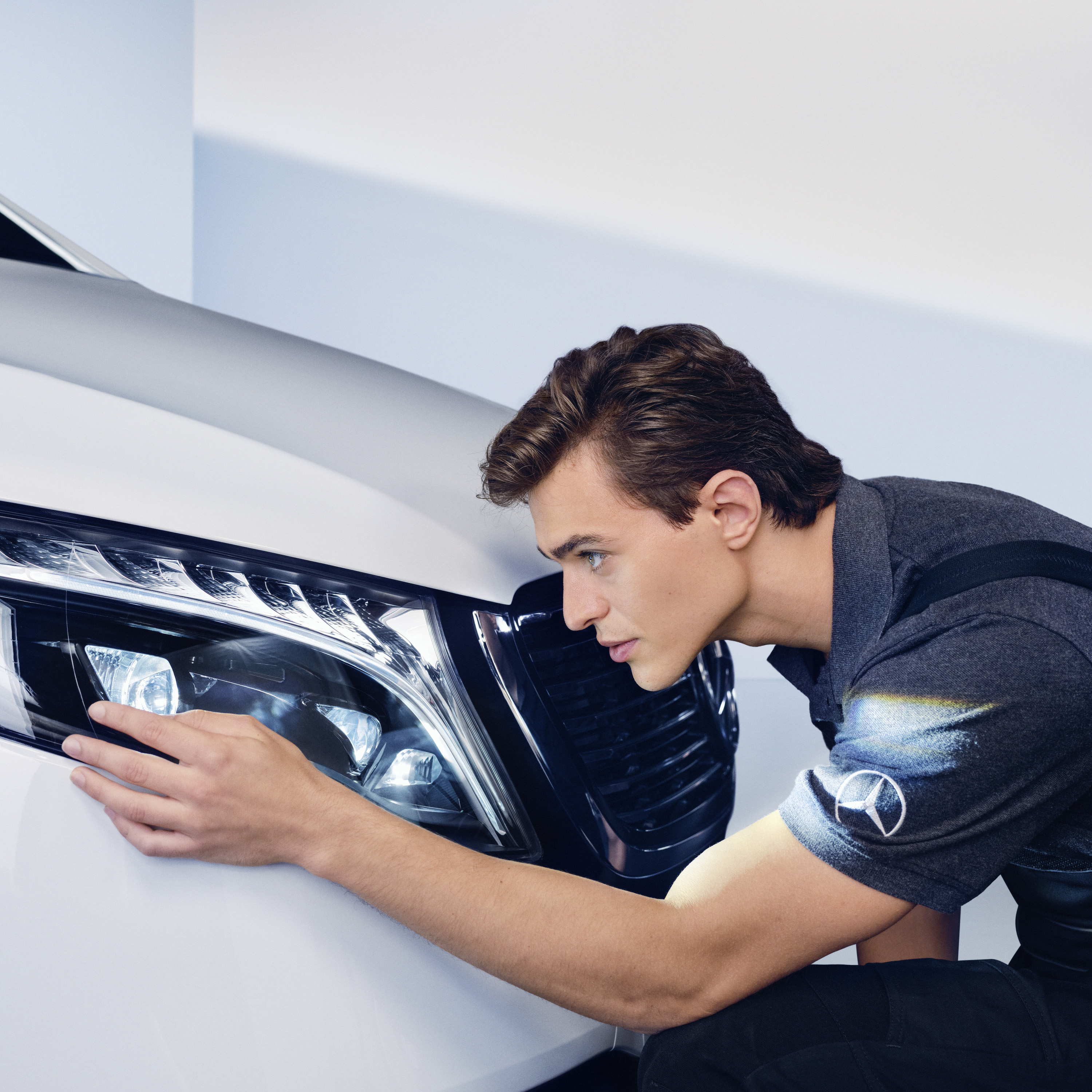 SmallRepair | Mercedes-Benz Egy szerviztechnikus ellenőrzi egy Mercedes-Benz fényszóróját.