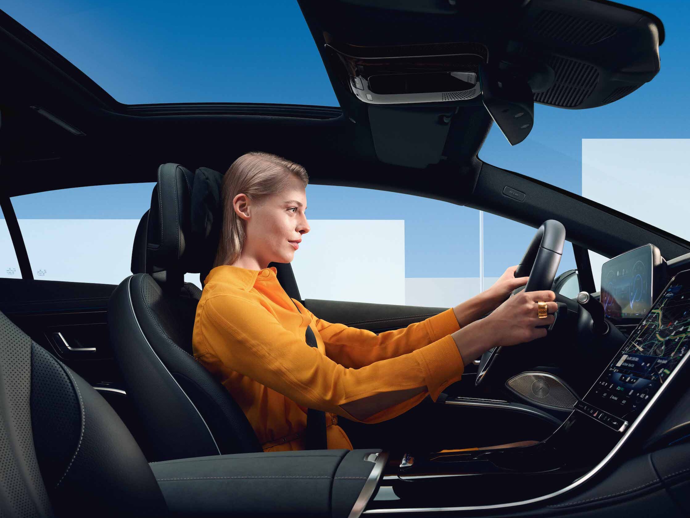 Egy nő ül egy Mercedes-Benzben.