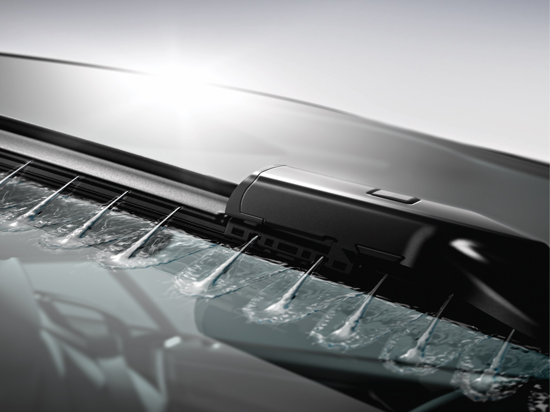 A tisztító folyadékot a szélvédőre permetezik