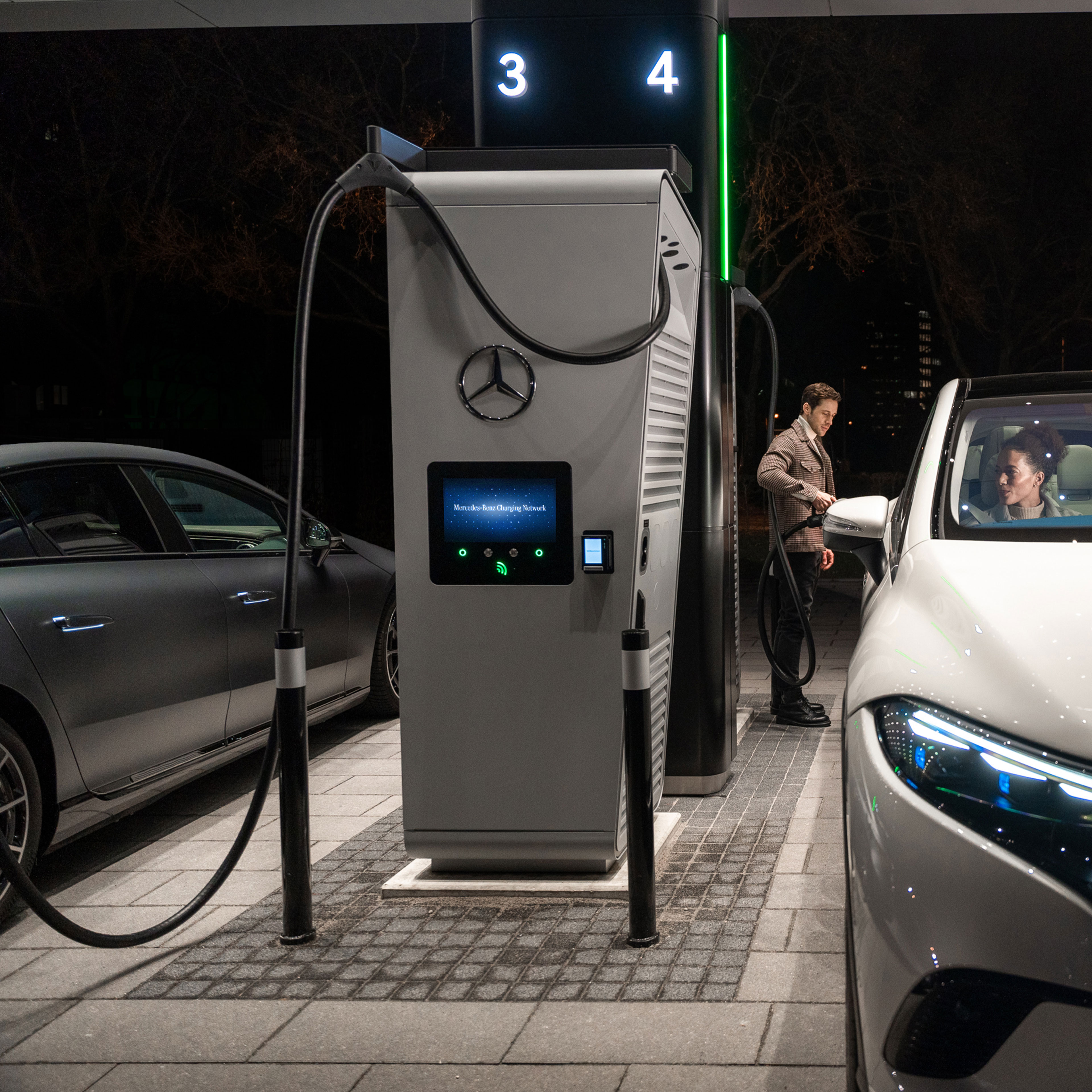 Töltés útközben | Mercedes-Benz Töltés útközben az MB.CHARGE Public segítségével.