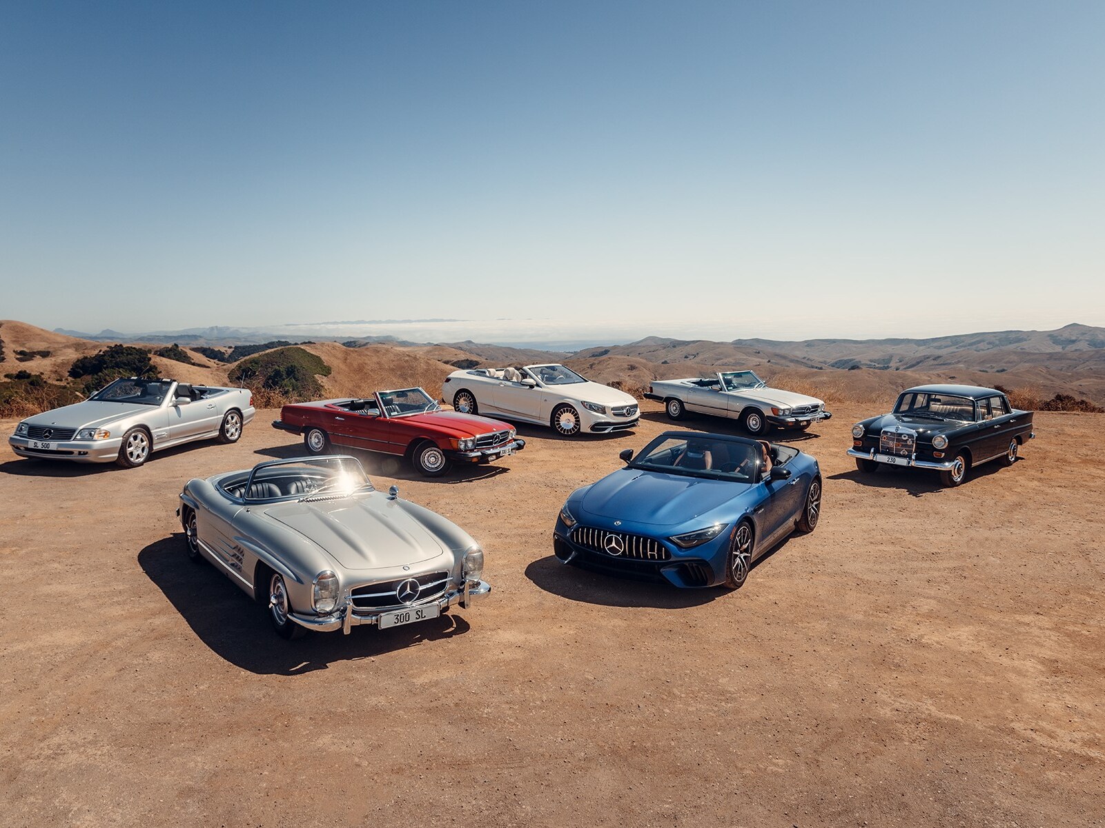 Mercedes-Benz Classic járművek a sivatagban.