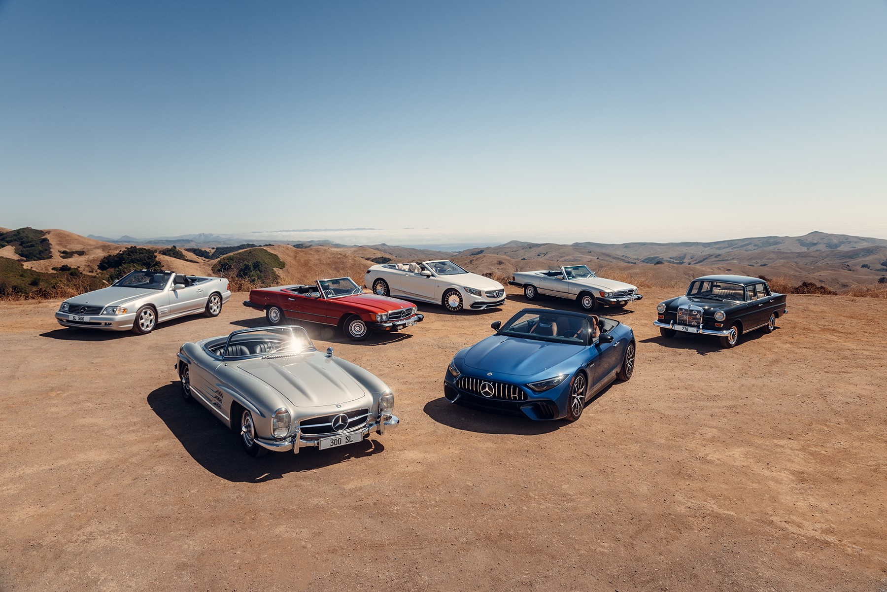 Mercedes-Benz Classic járművek. Mercedes-Benz Classic járművek a sivatagban.