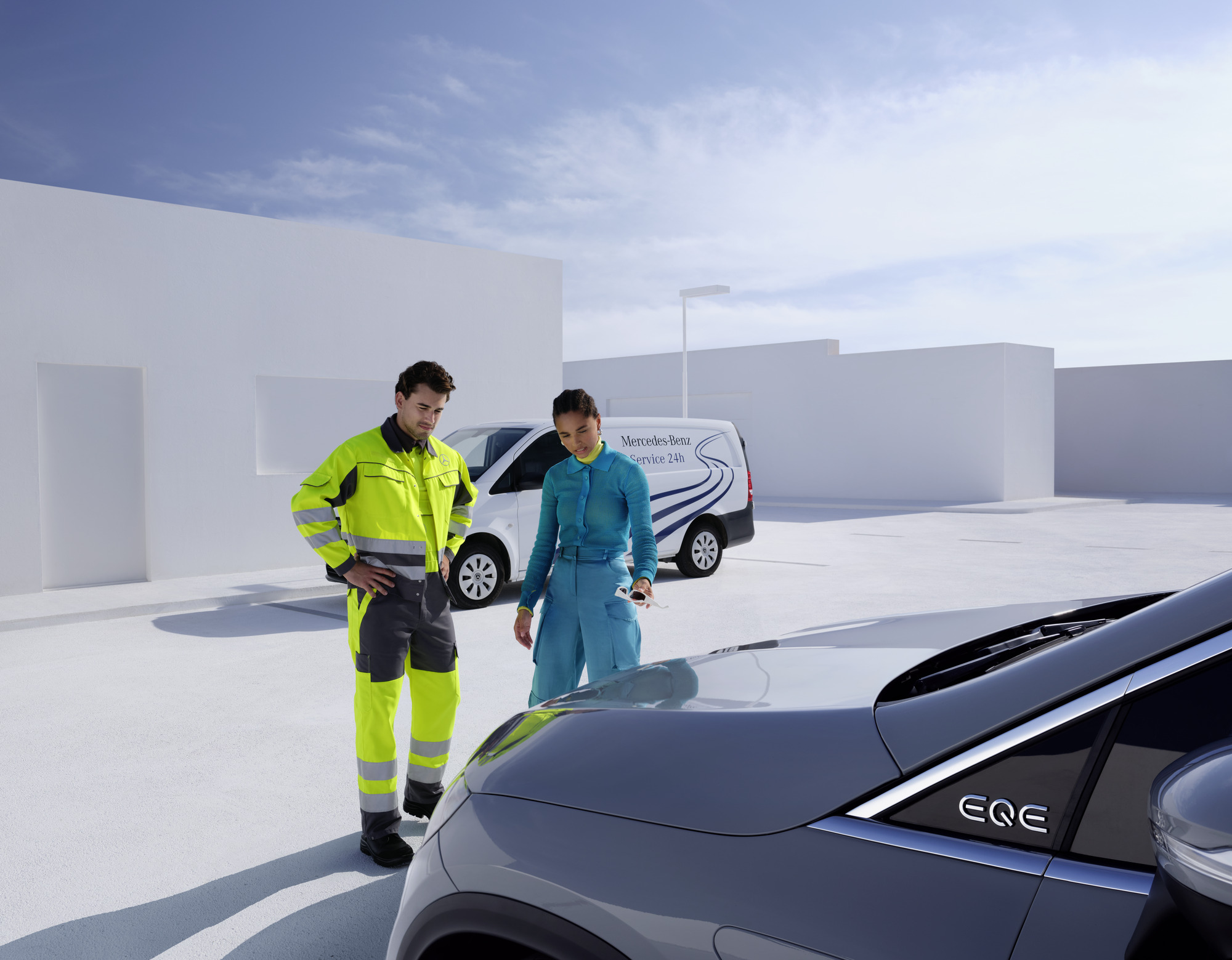 Műszaki segítségnyújtás | Mercedes-Benz A Mercedes-Benz Service24 ügyfélszolgálat munkatársa egy Mercedes-Benz modell előtt egy ügyféllel konzultál.