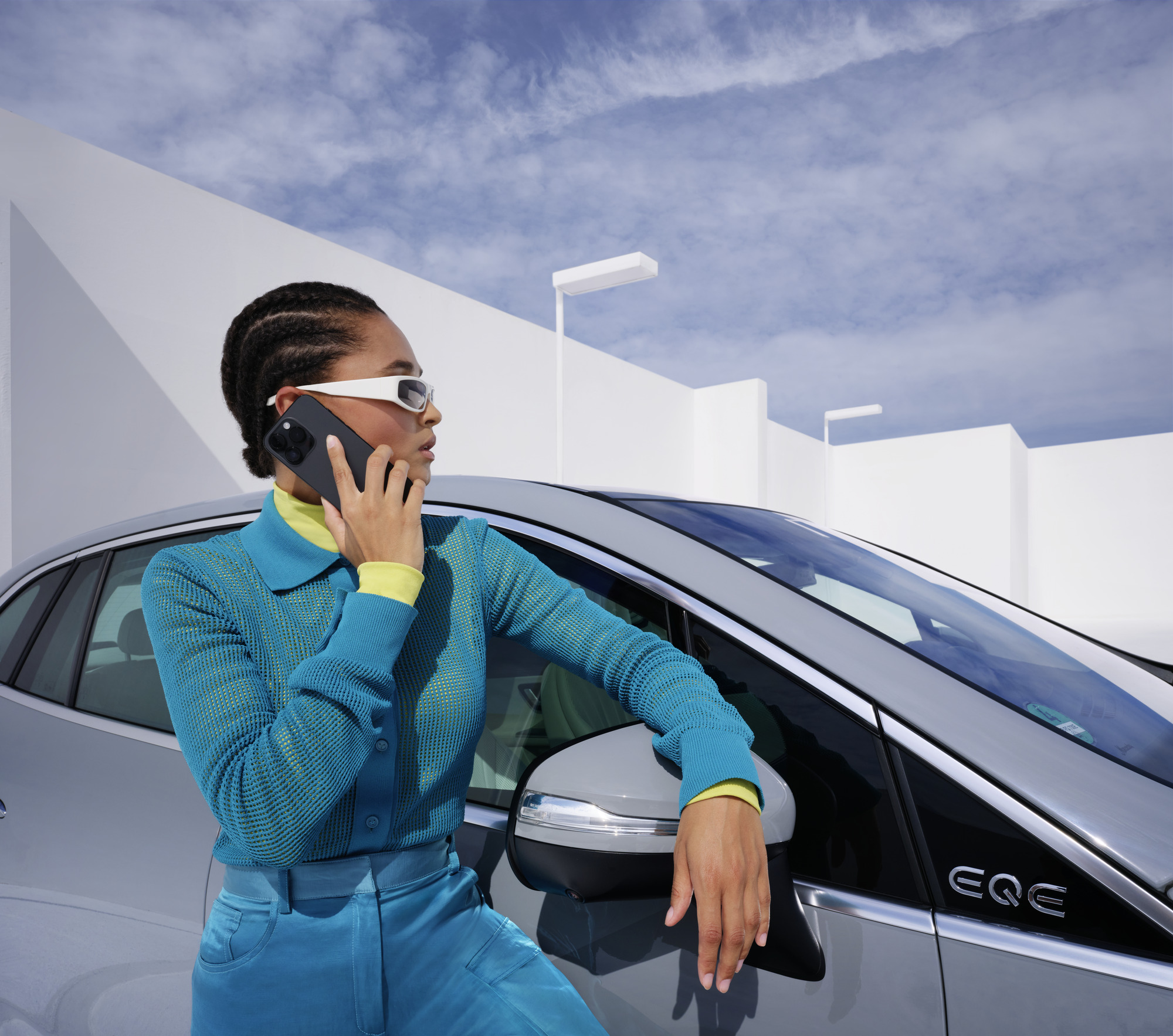 Baleset- és meghibásodás-menedzsment | Mercedes-Benz Egy Mercedes-Benz modellre támaszkodó személy, kezében telefonnal.