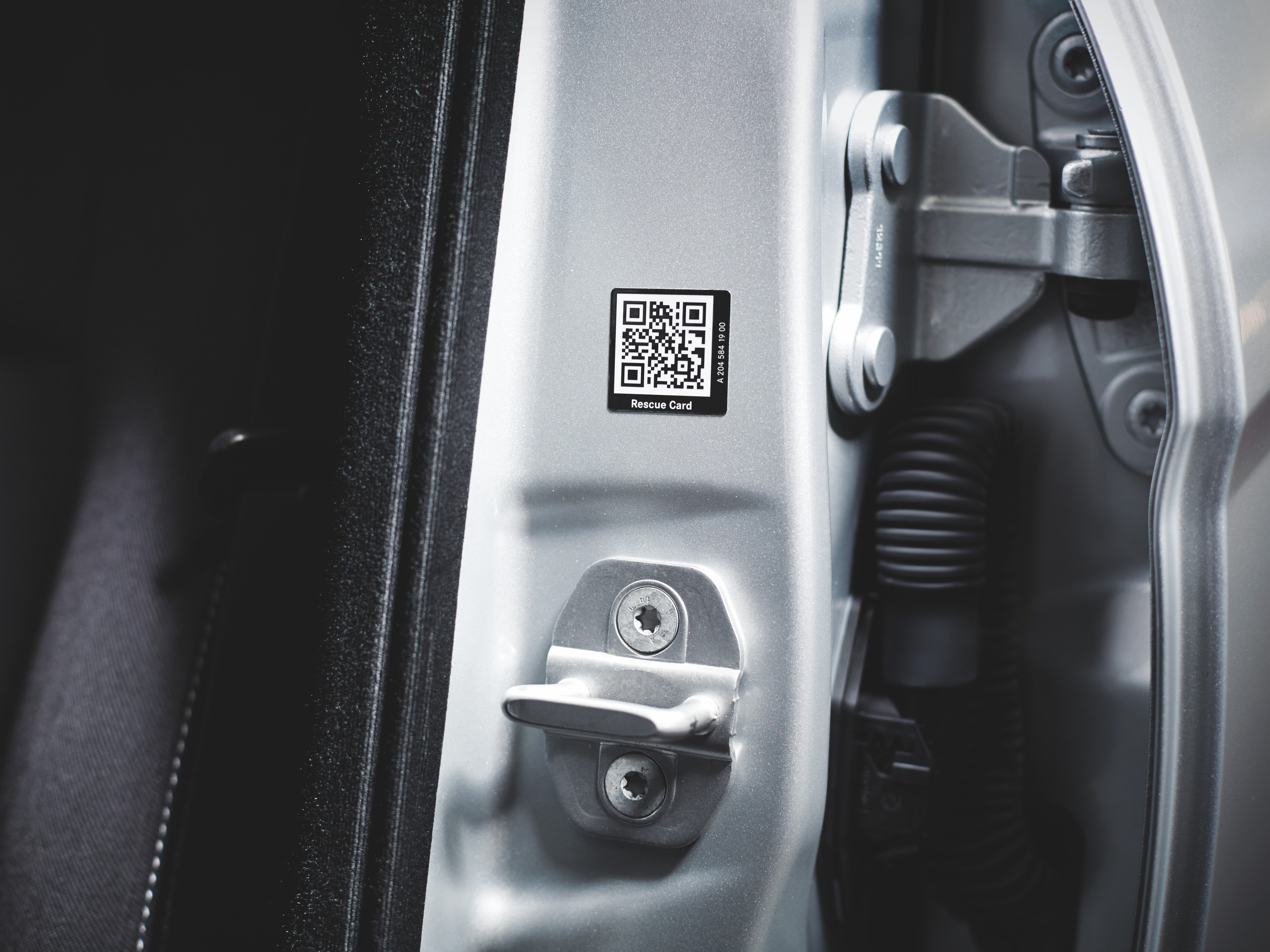 Mentést segítő matrica a Mercedes-Benz modellen.