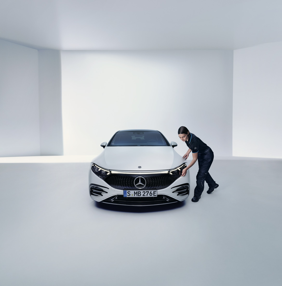 Mercedes-Benz javítás | Mercedes-Benz Egy Mercedes-Benz szerelő egy Mercedes-Benz modell fényszóróját ellenőrzi.
