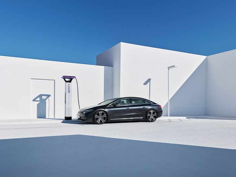 Egy töltőállomáson álló Mercedes-Benz EQS.