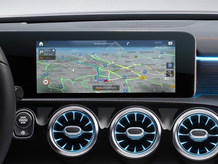 Az MBUX Multimédia rendszer kijelzőjén aktiválnak egy Digitális extrafelszereltséget a navigáció témakörében.