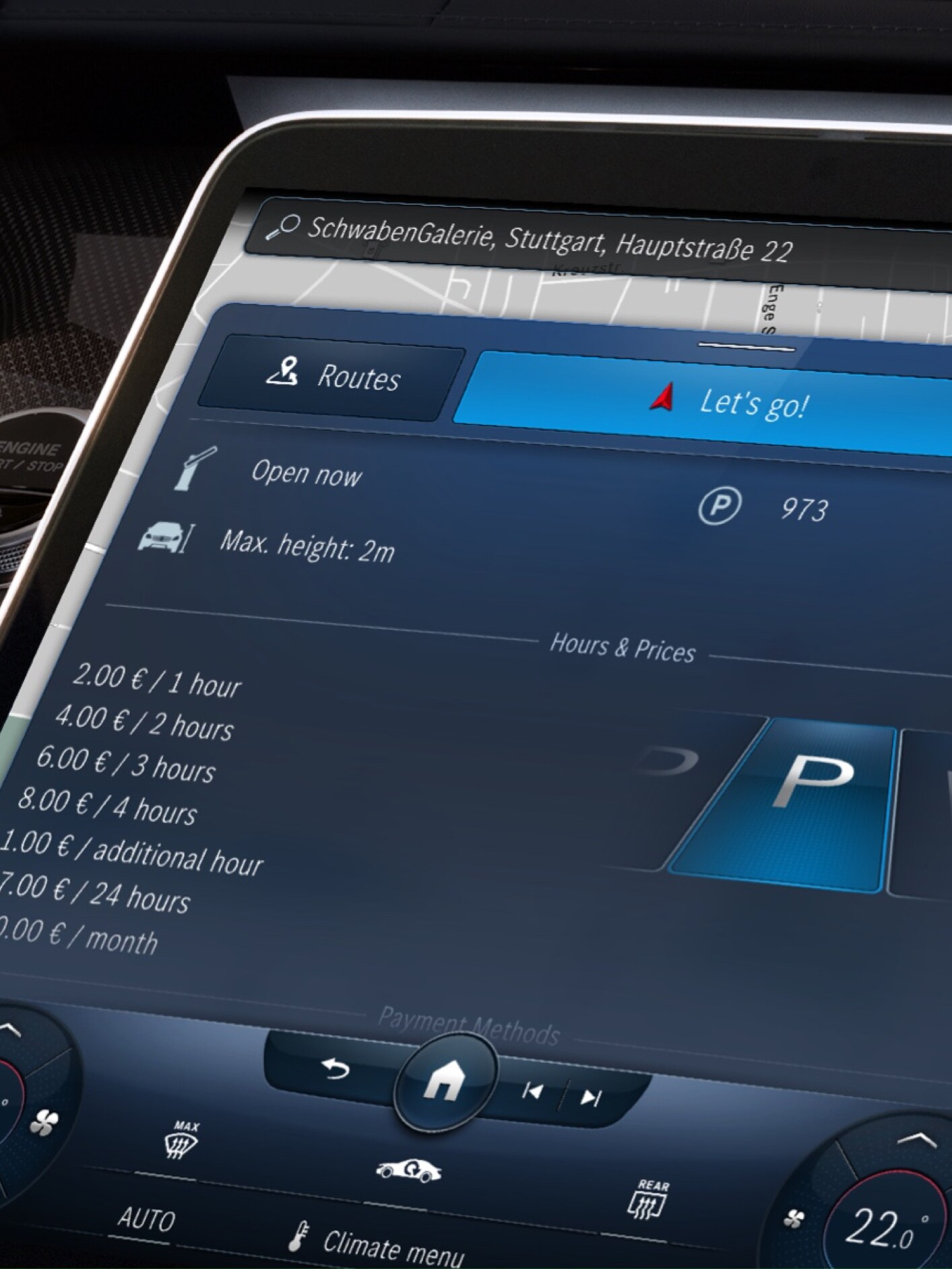 Az MBUX multimédia-rendszer kijelzőjén a Parkolási szolgáltatás a navigációhoz Digitális extrafelszereltségnek köszönhetően a rendelkezésre álló parkolóhelyek és esetenként azok tarifái is megjelennek.