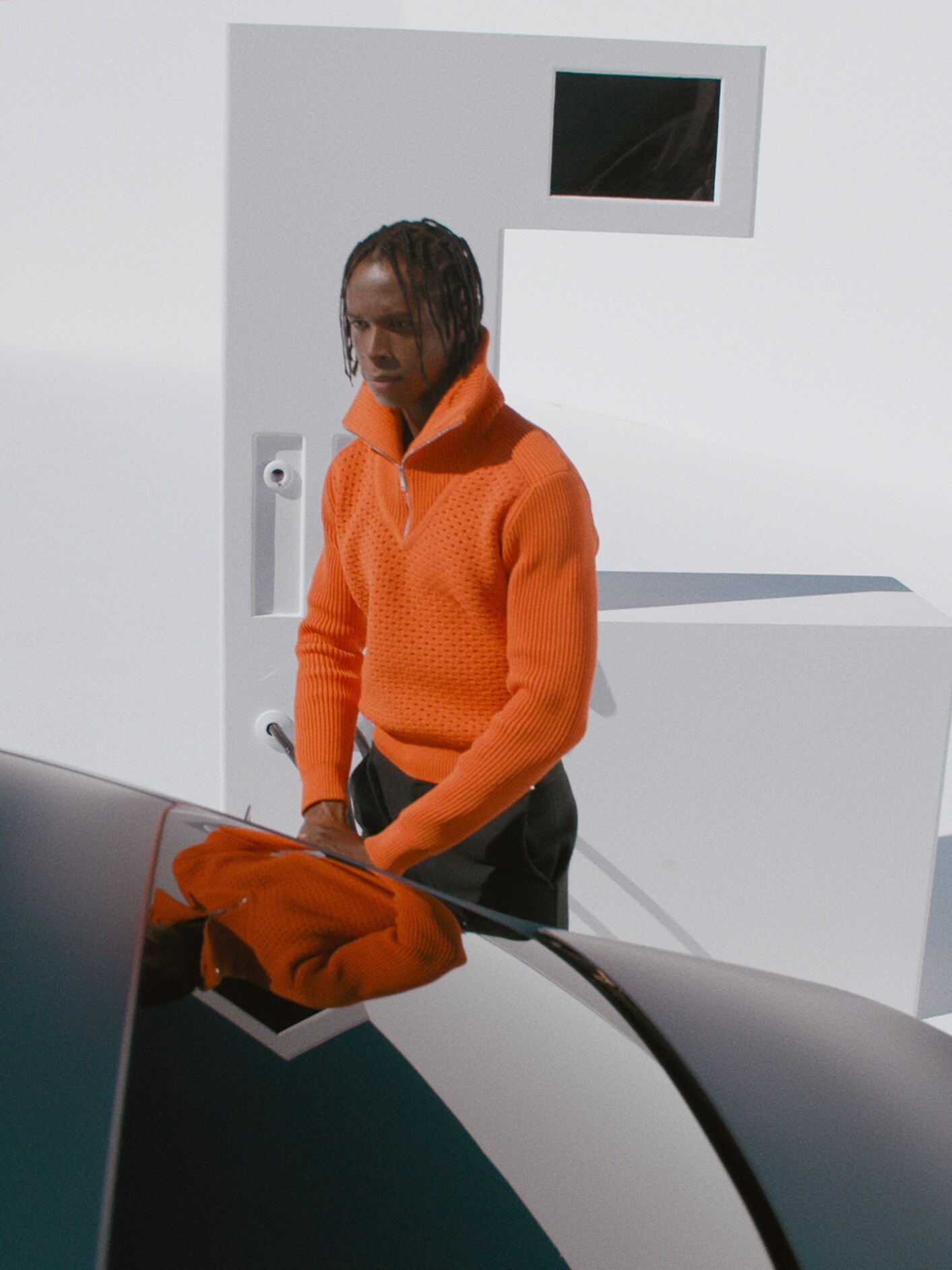 Egy férfi tankolja a gépkocsiját egy benzinkútnál.