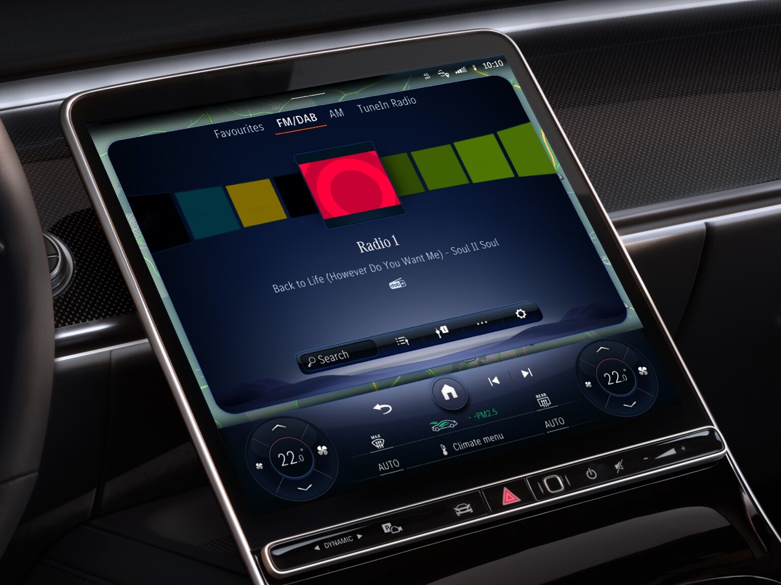 Egy Mercedes-Benz MBUX multimédia-rendszere a Szórakozás csomagnak köszönhetően az egész világról mutat rádióállomásokat.