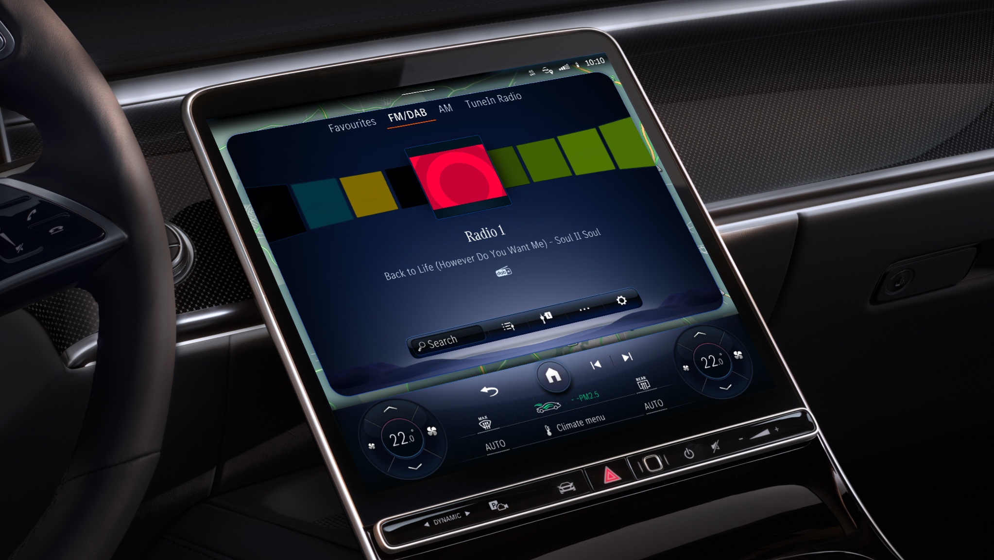 Kibővített rádióinformációk | Szórakozás | Mercedes-Benz Egy Mercedes-Benz MBUX multimédia-rendszere a Szórakozás csomagnak köszönhetően az egész világról mutat rádióállomásokat.