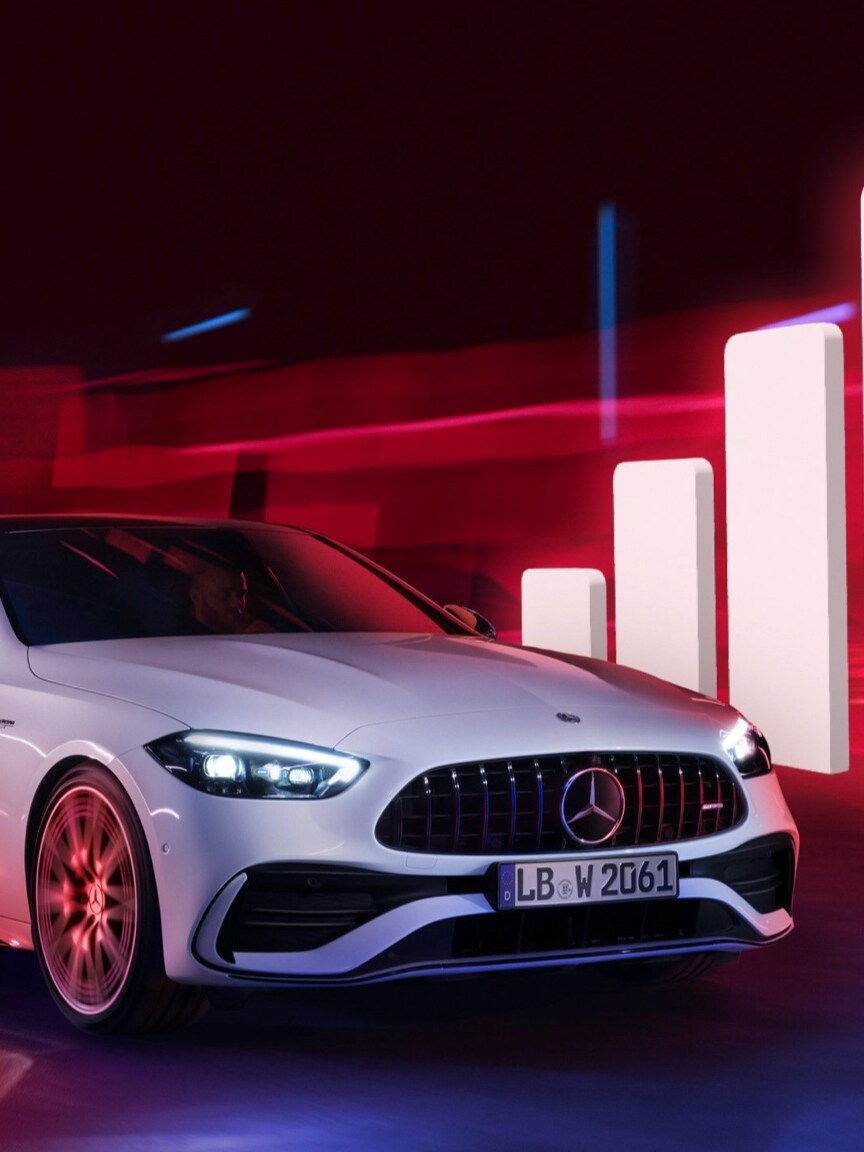 Egy Mercedes-Benz halad el a vételt jelző sáv megjelenítése mellett.