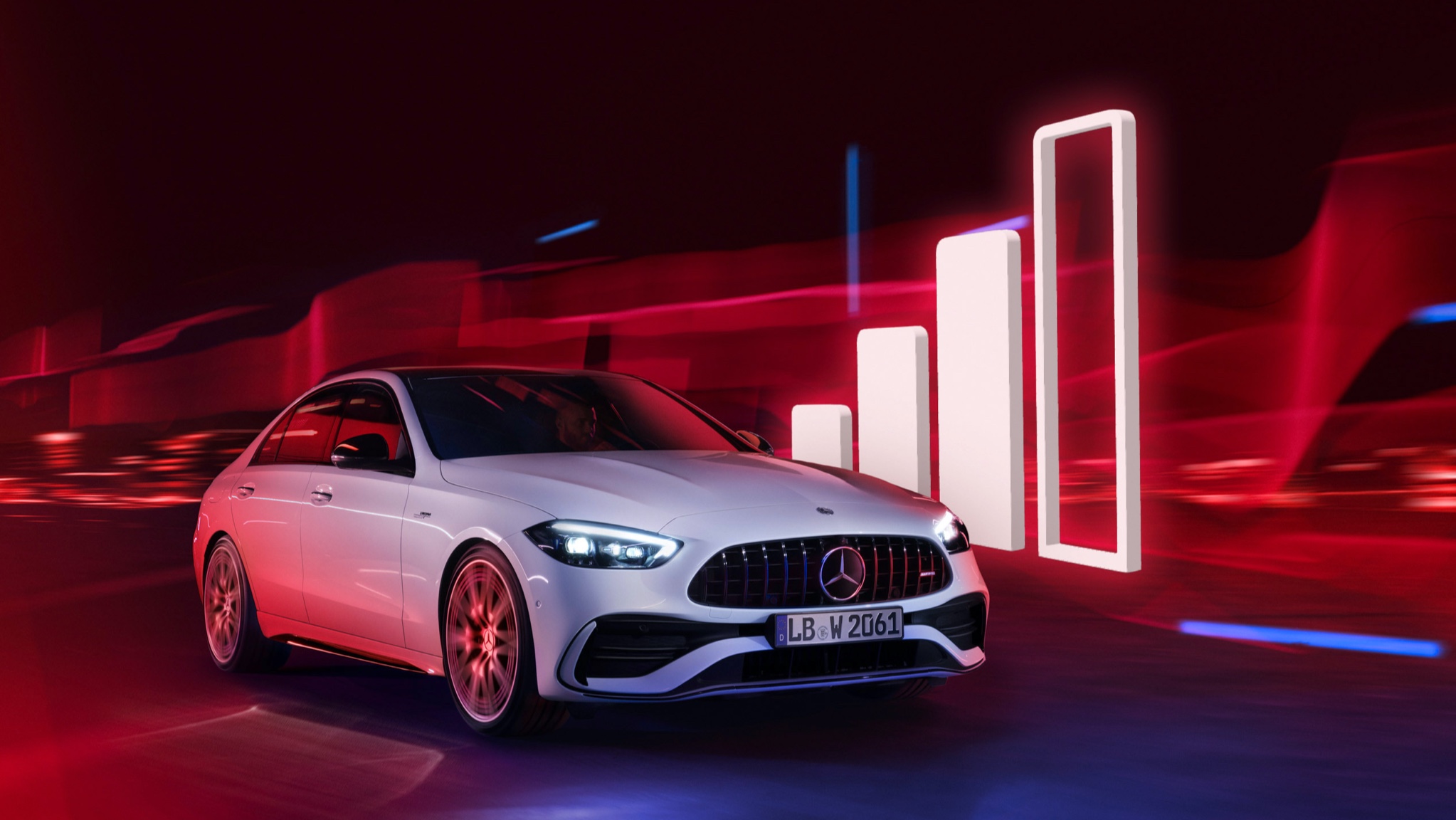 Kényelmi adatcsomag | Szórakoztatás | Mercedes-Benz Egy Mercedes-Benz halad el a vételt jelző sáv megjelenítése mellett.