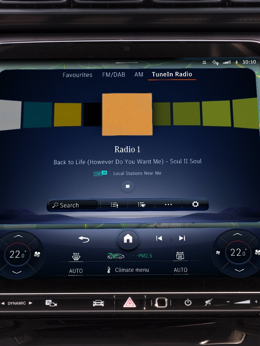 Egy Mercedes-Benz MBUX Multimédia rendszere a Szórakoztató rendszer csomagnak köszönhetően olyan plusz információkat jelenít meg, mint az előadó, a cím és az album borítója.