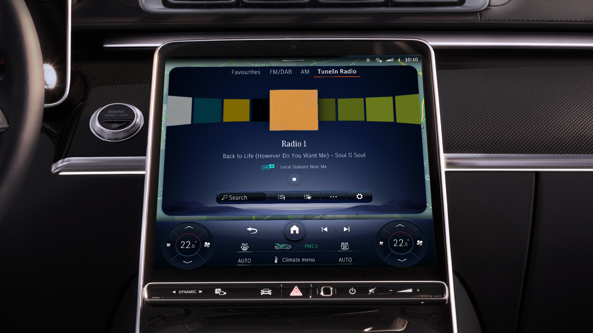 Internetrádió | Szórakozás | Mercedes-Benz Egy Mercedes-Benz MBUX Multimédia rendszere a Szórakoztató rendszer csomagnak köszönhetően olyan plusz információkat jelenít meg, mint az előadó, a cím és az album borítója.