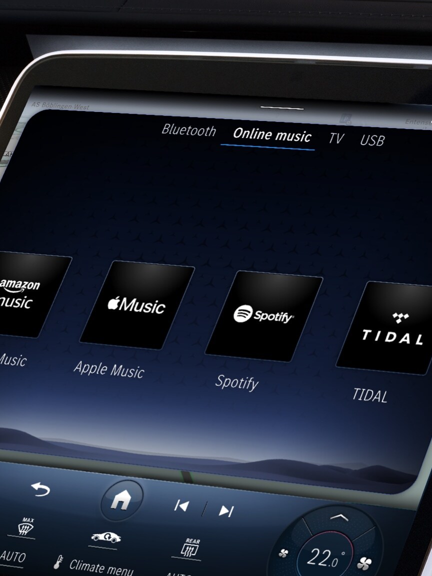 Különböző Audiostreaming szolgáltatások - Amazon Music, Apple Music, Spotify és TIDAL - jelennek meg egy Mercedes-Benz modell MBUX Multimédia rendszerében.