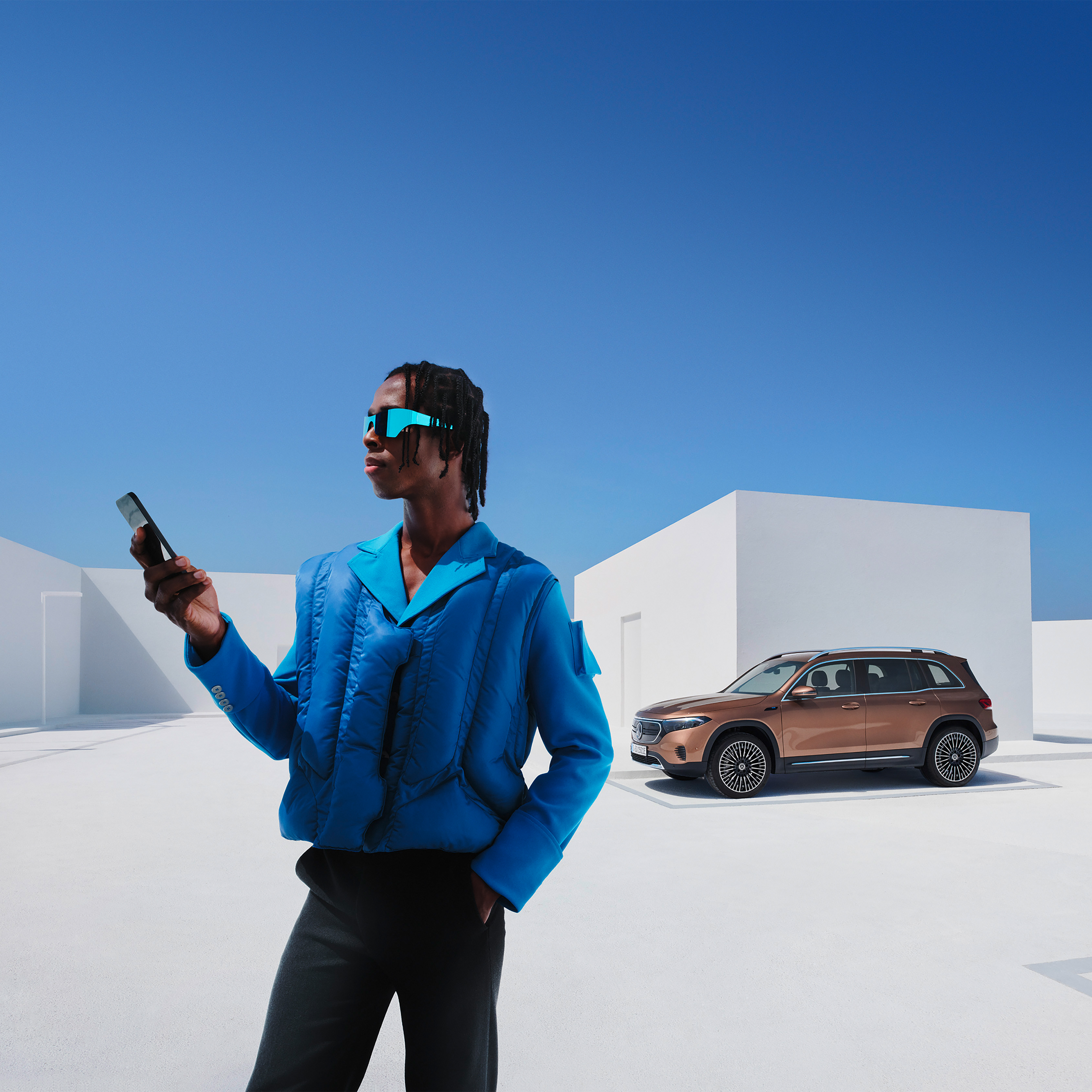Távoli elérés | Mercedes-Benz Egy férfi egy Mercedes-Benz EQB előtt.