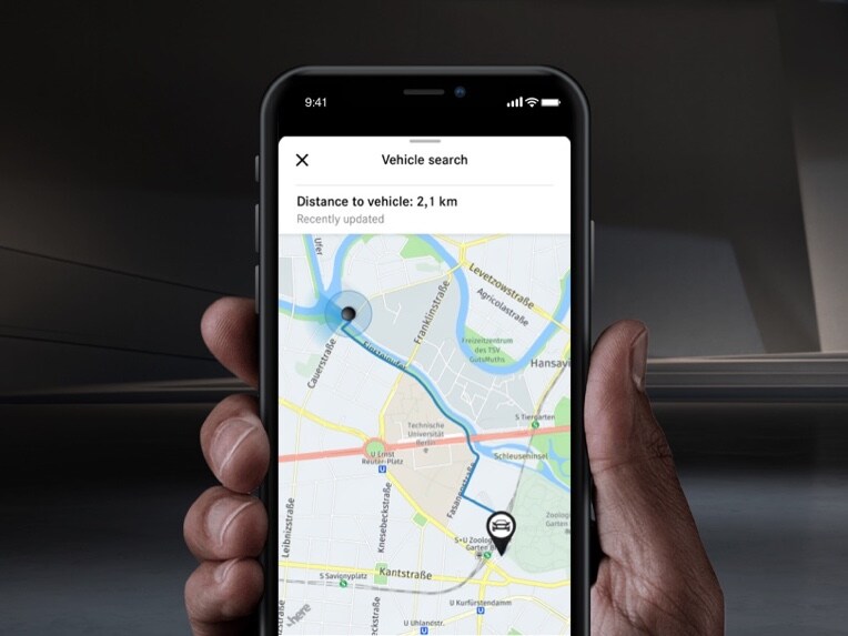 Egy okostelefonon a Távoli elérés Digitális extrafelszereltségen keresztül megjelenik .a gépkocsi tartózkodási helye.