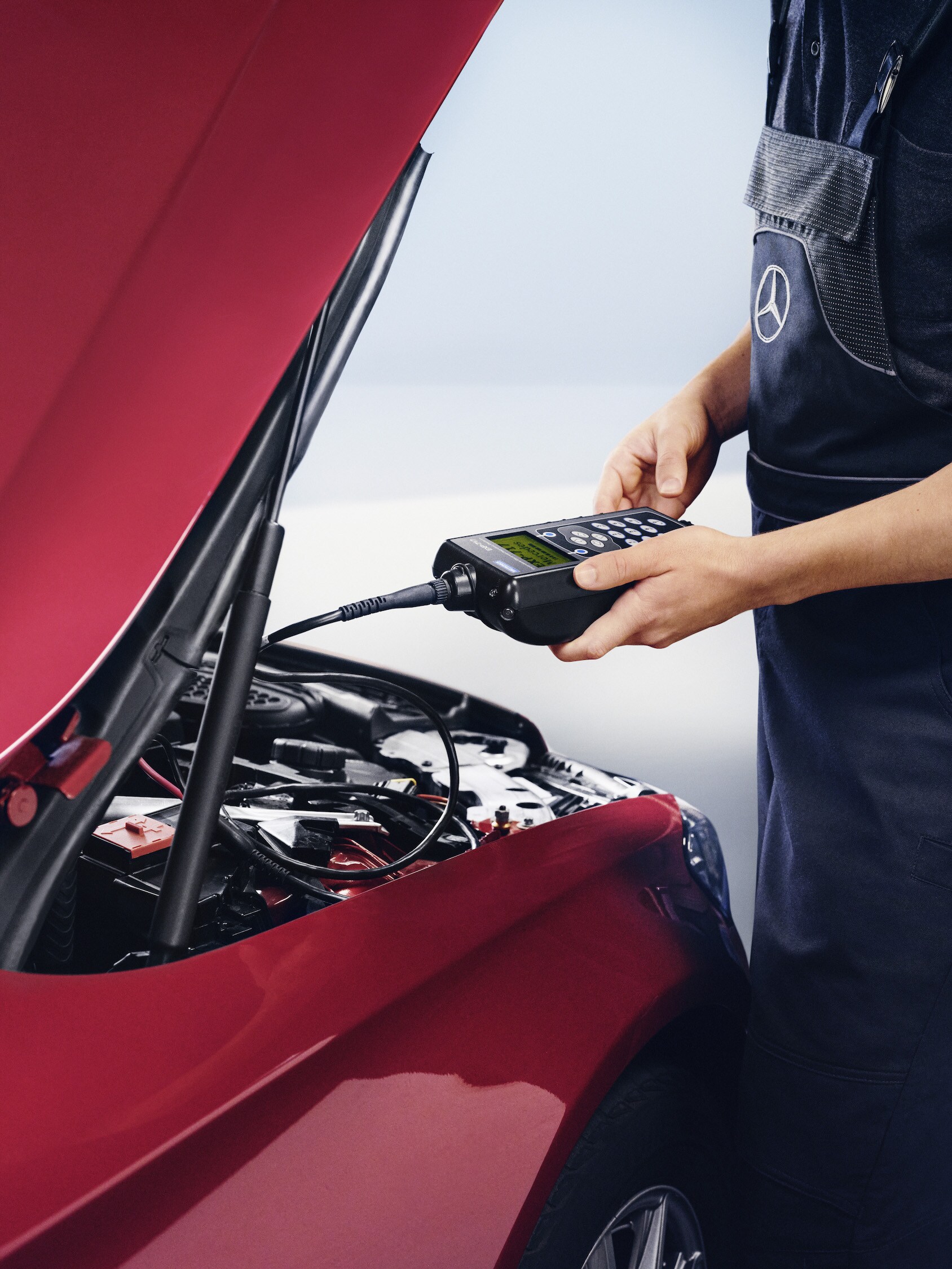 Egy technikus, aki elvégzi az akkumulátor beállításait.