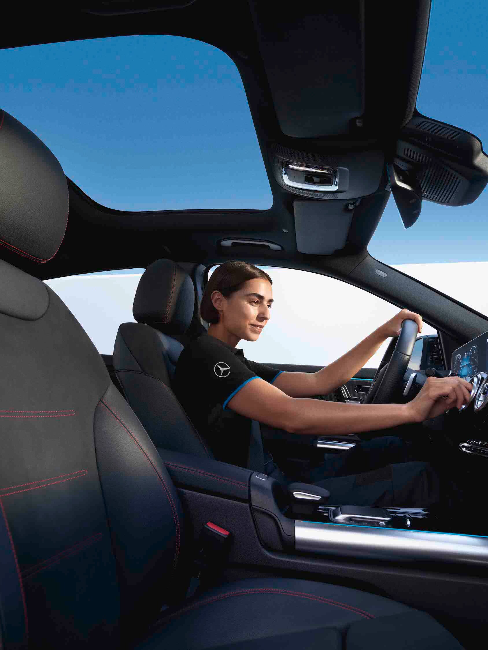 Egy technikus ül a Mercedes-Benz járműben, és ellenőrzi az utastér légszűrőjét.