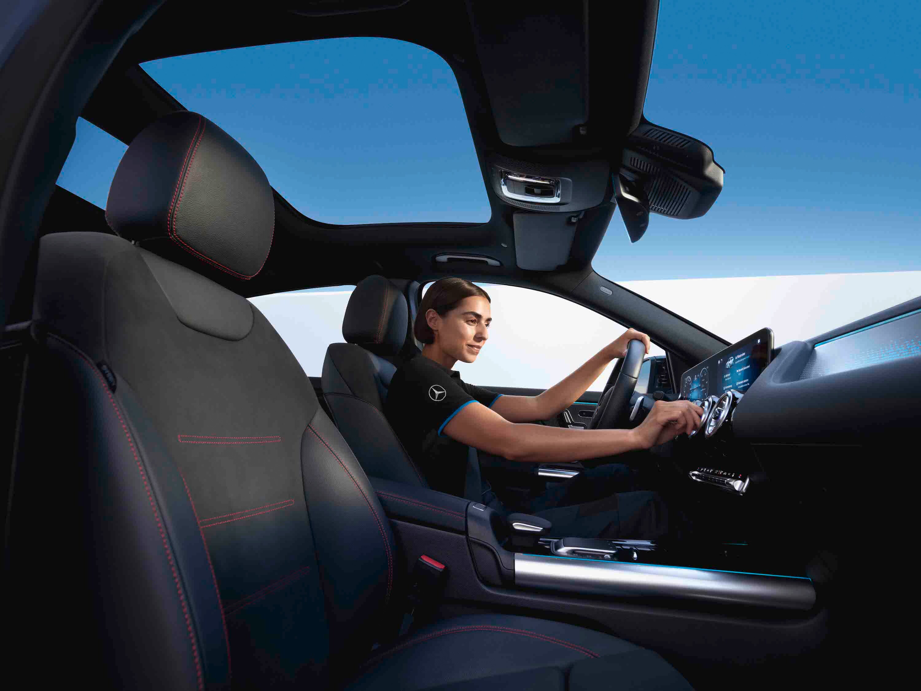 Egy technikus ül a Mercedes-Benz járműben, és ellenőrzi az utastér légszűrőjét.