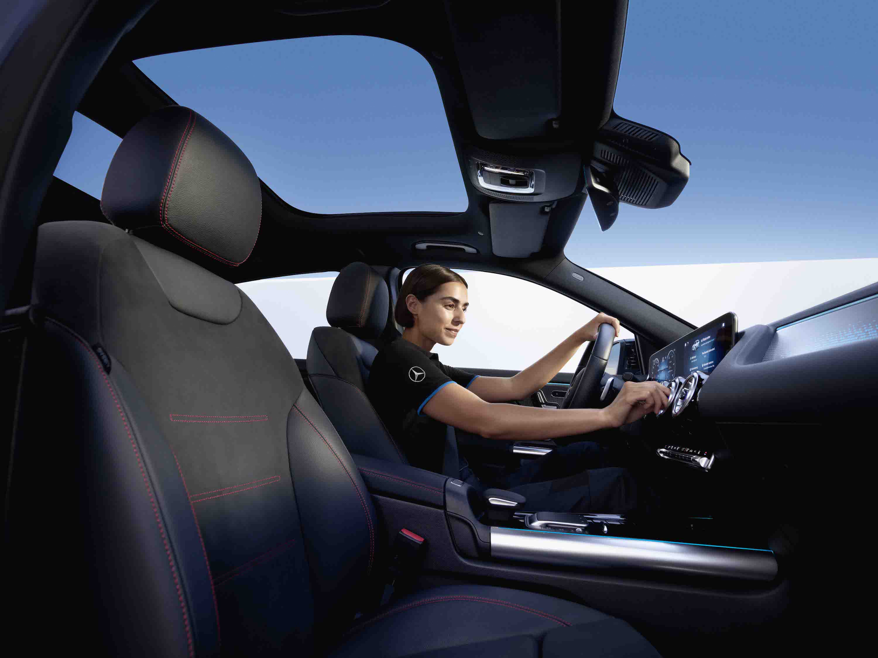 Pollenszűrő | Mercedes-Benz Egy technikus ül a Mercedes-Benz járműben, és ellenőrzi az utastér légszűrőjét.