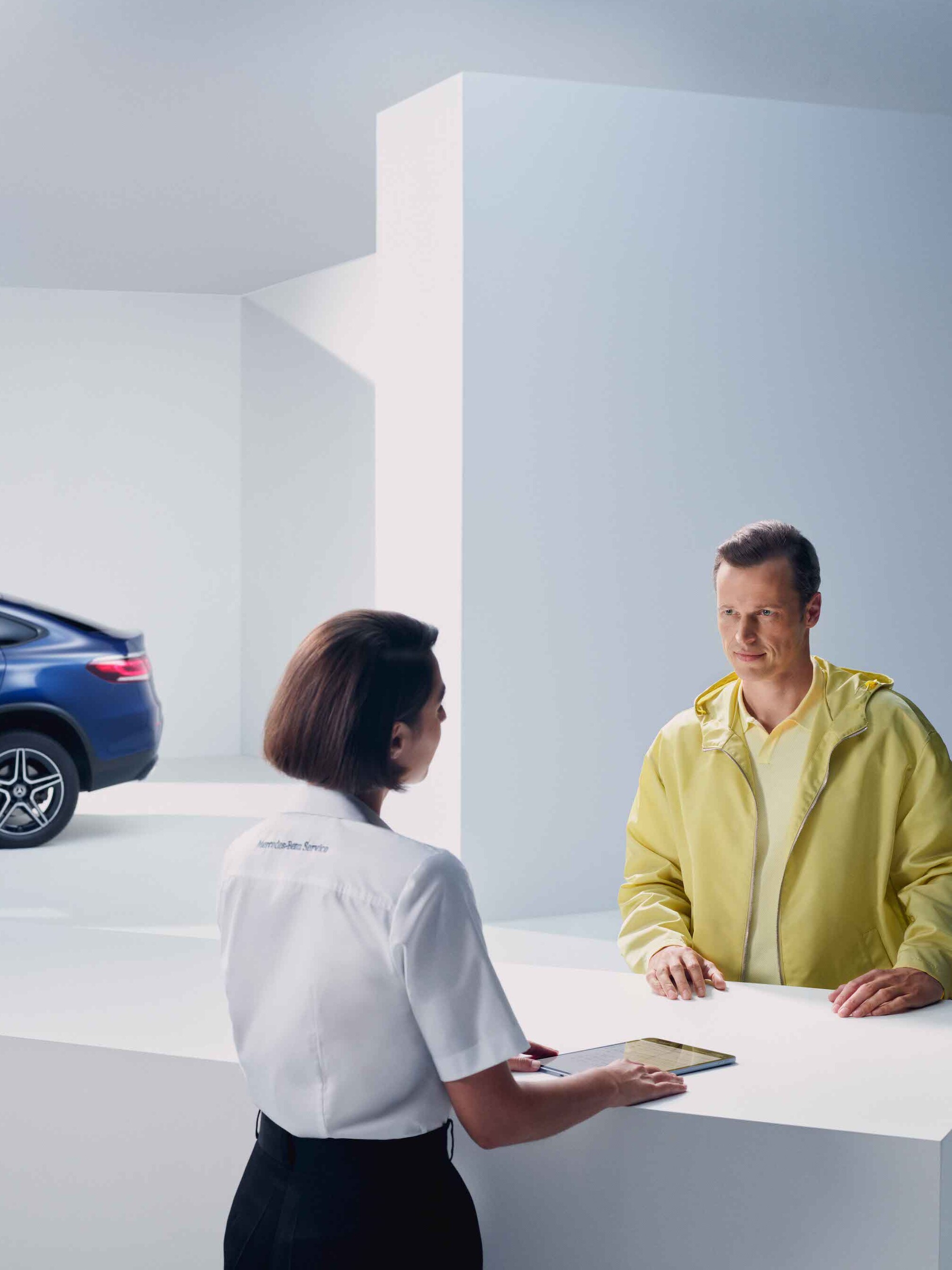 A Mercedes-Benz egyik munkatársa tanácsot ad egy férfinak.