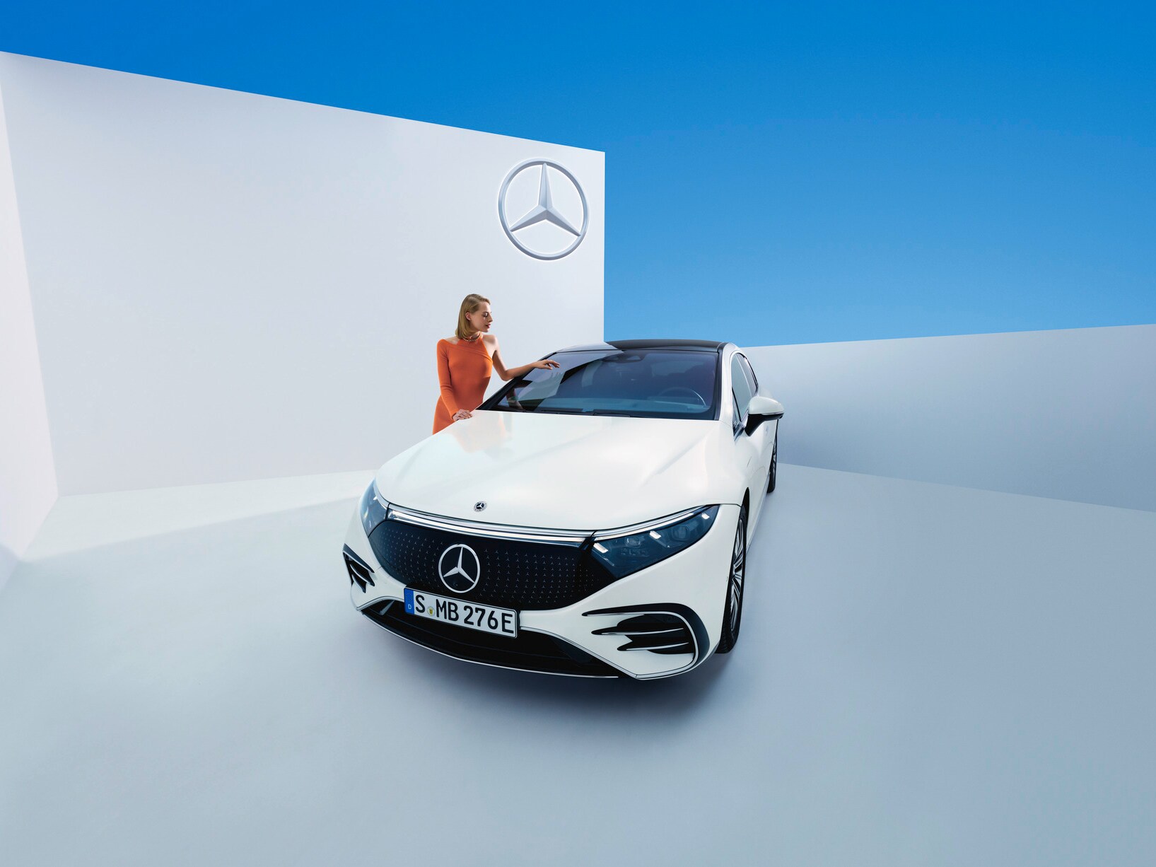 Egy személy, aki a Mercedes-Benzét nézi.