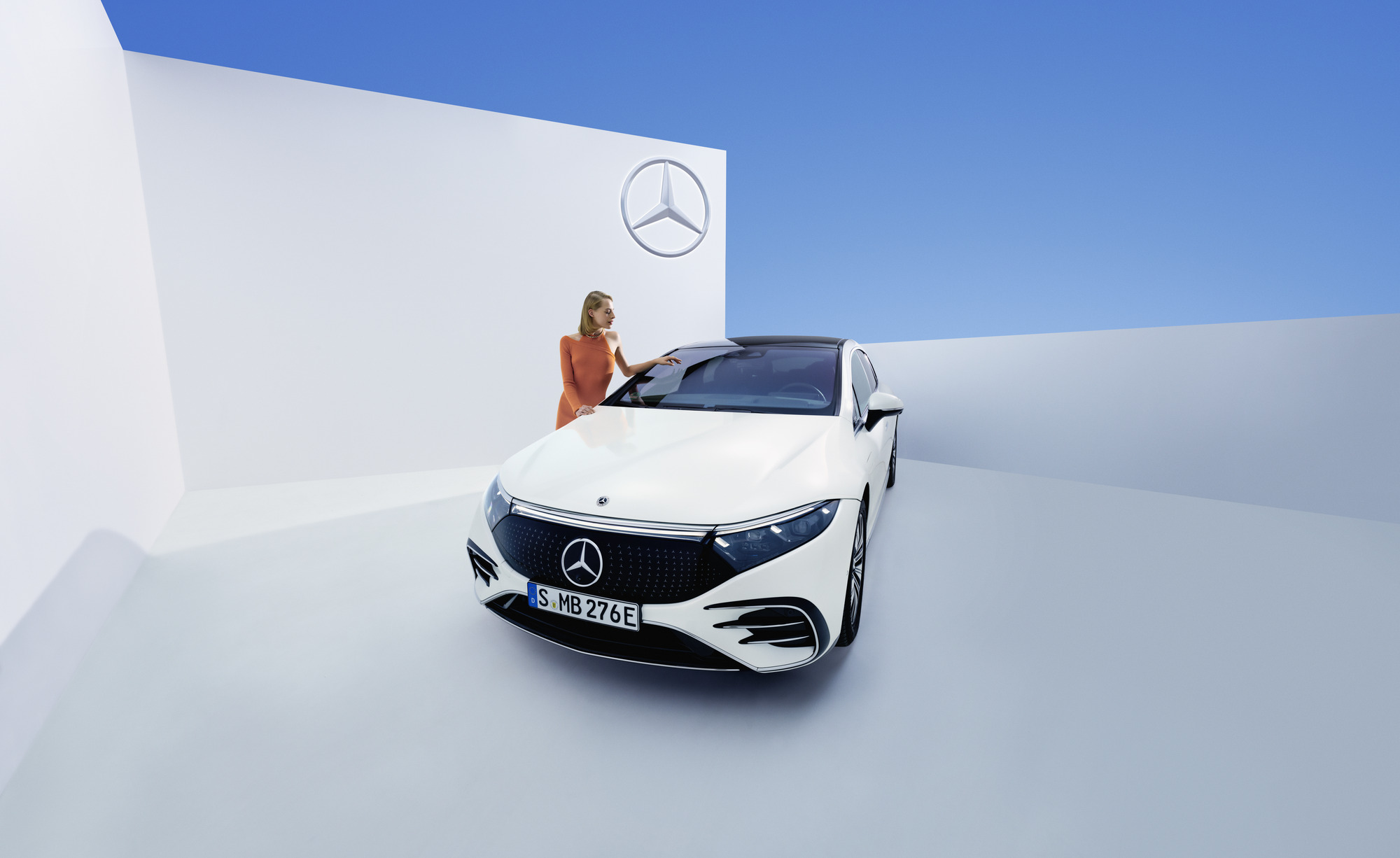 Mercedes-Benz alkalmazás | Mercedes-Benz Egy személy, aki a Mercedes-Benzét nézi.