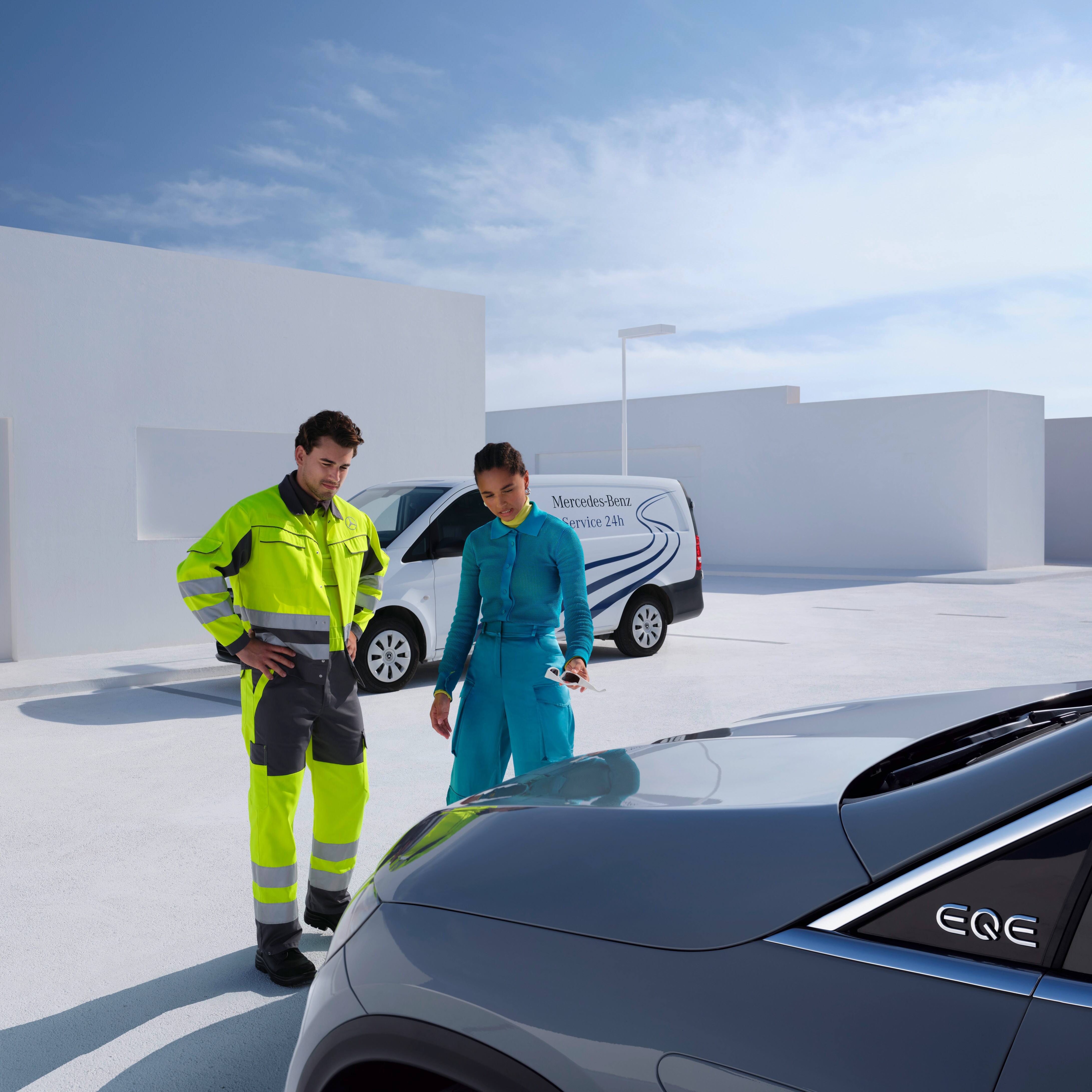 Mercedes-Benz szervizcsapat tagja és egy nő együtt néznek egy járművet