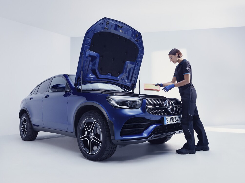Egy Mercedes-Benz technikus ellenőrzi a járművet.