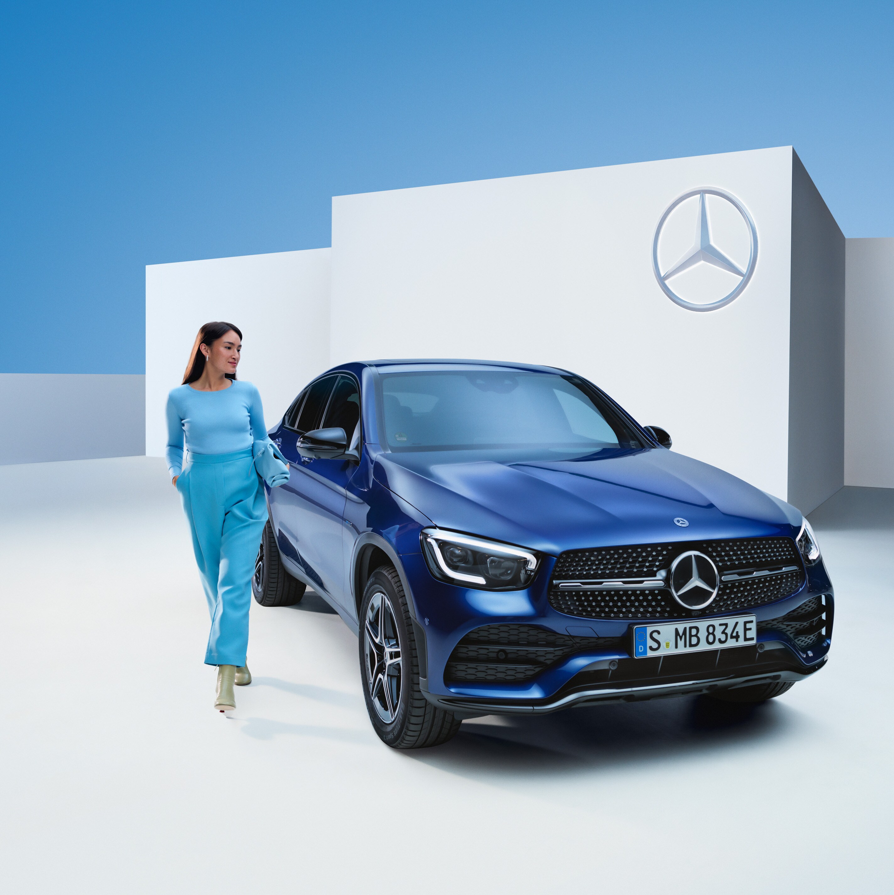 Nyugodt hölgy Mercedes modelljét vezeti.