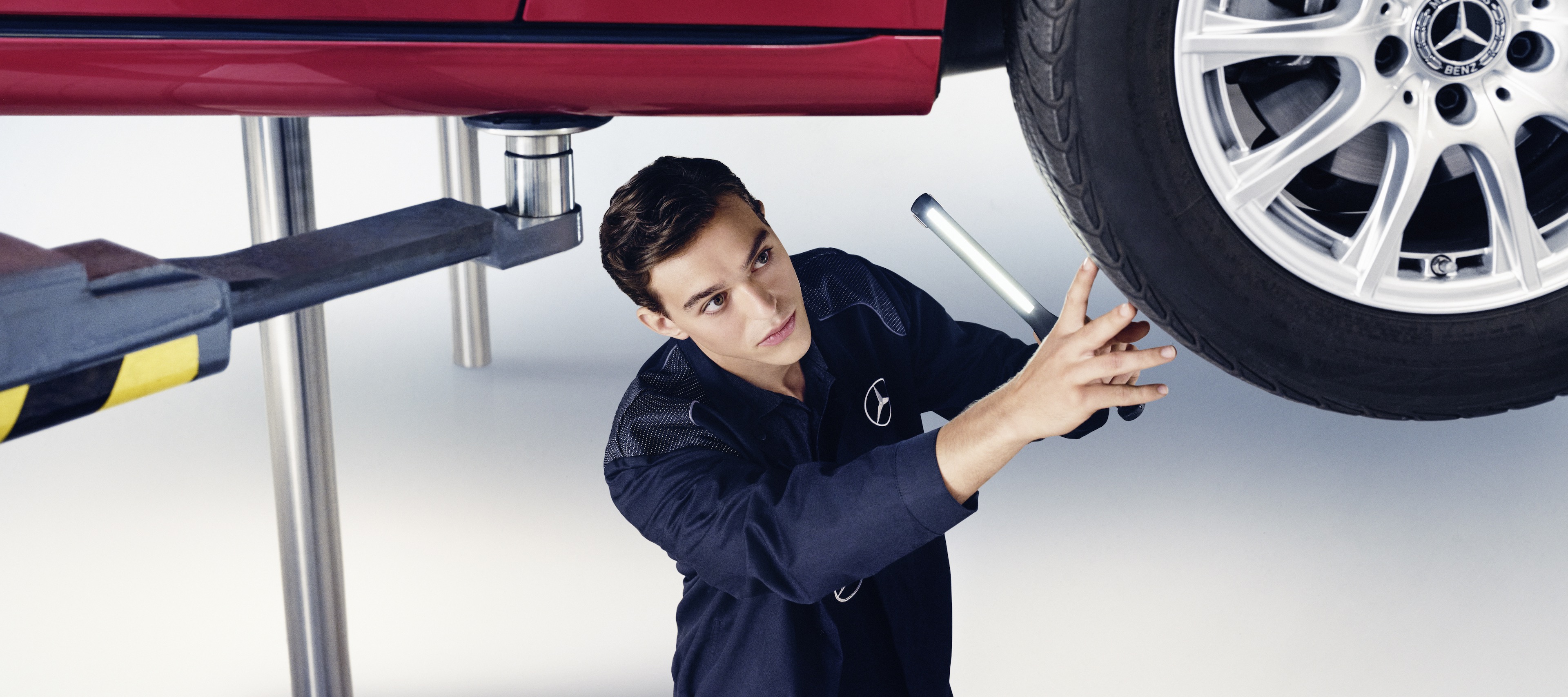 Műszaki vizsga | Mercedes-Benz Egy férfi megvizsgál egy Mercedes Benzt.