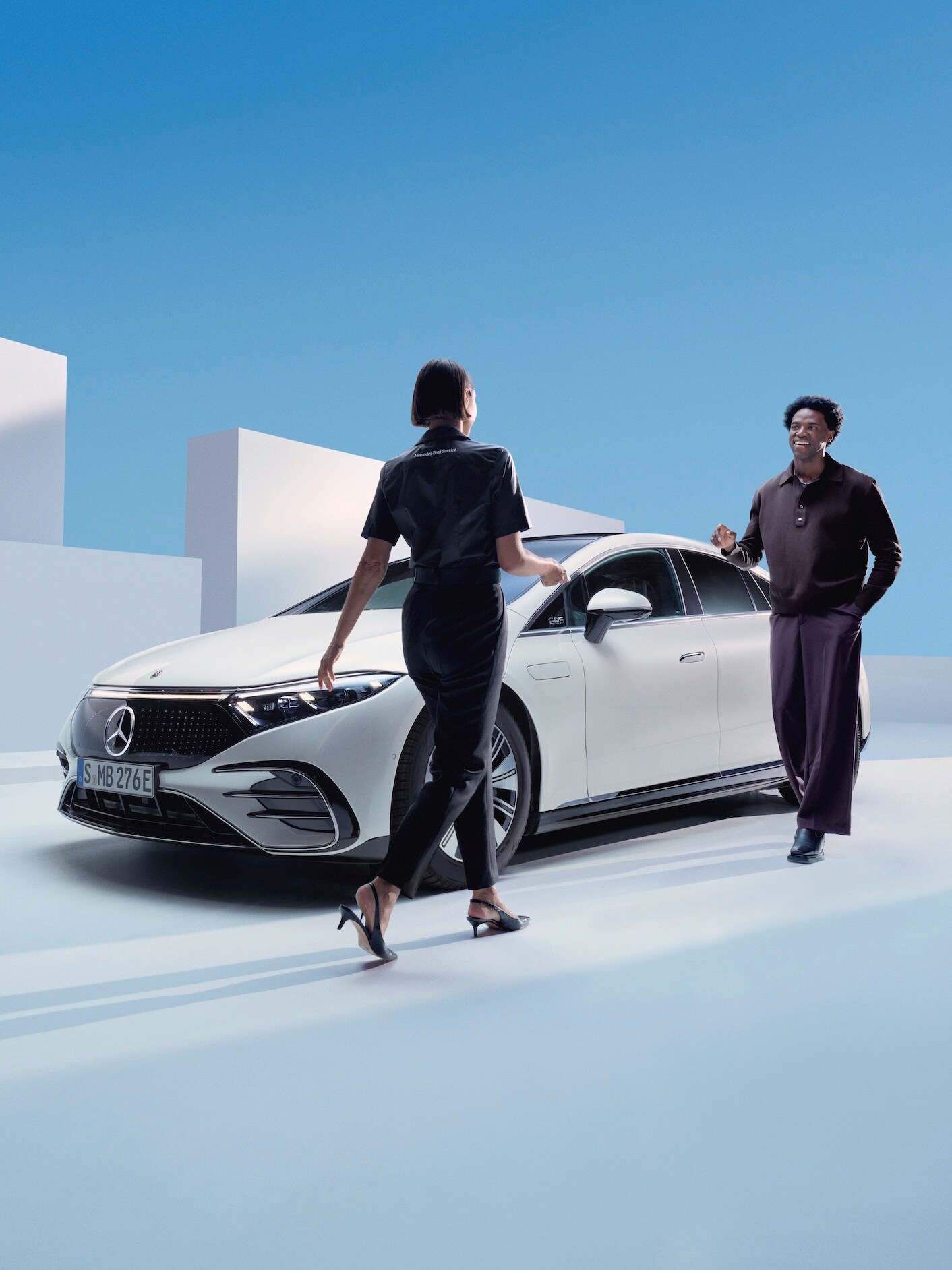 Egy nő használja a Mercedes-Benz háztól-házig szolgáltatását.