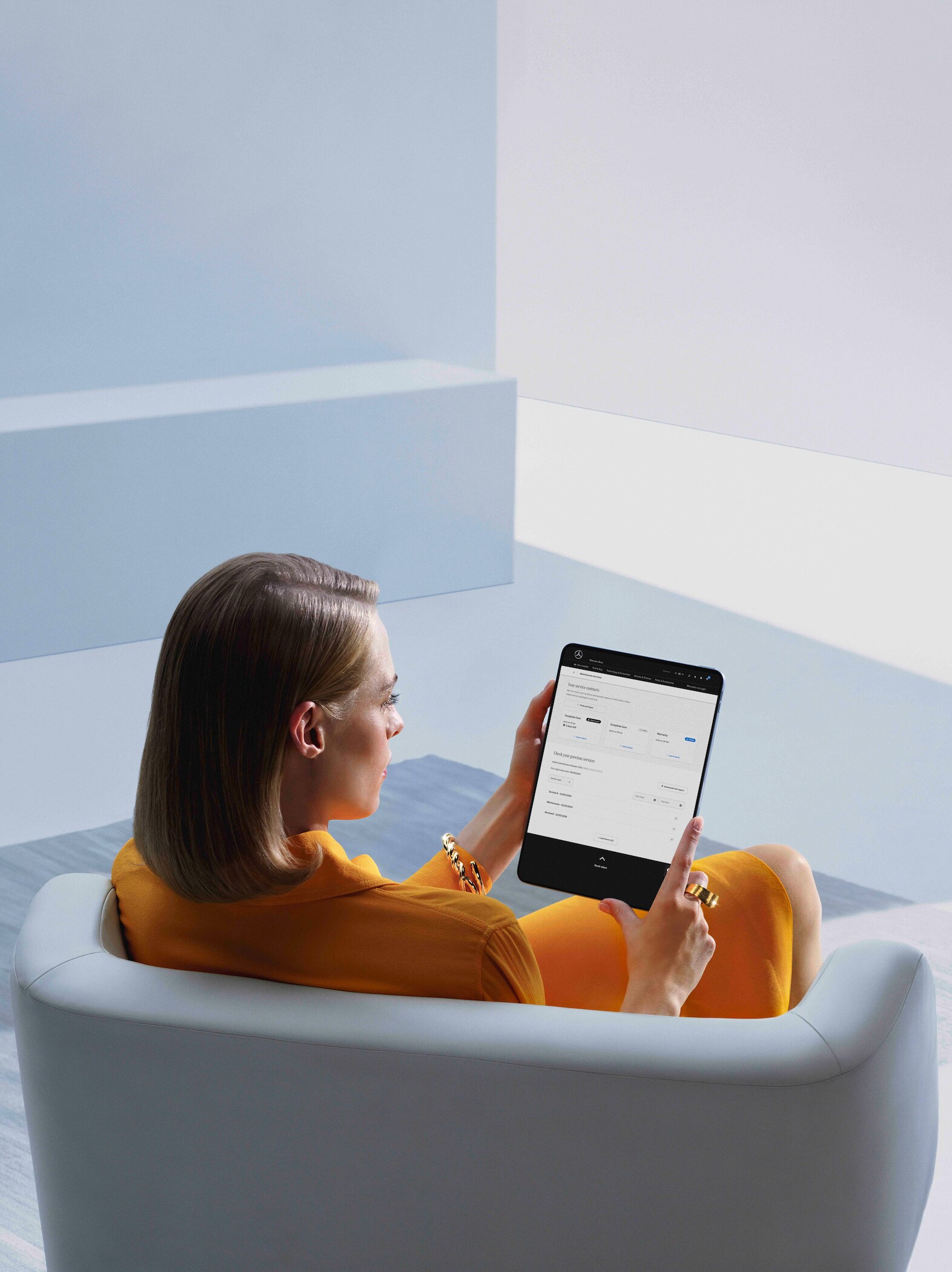 Egy nő egy tabletet használva nézi a digitális szervizjelentést.