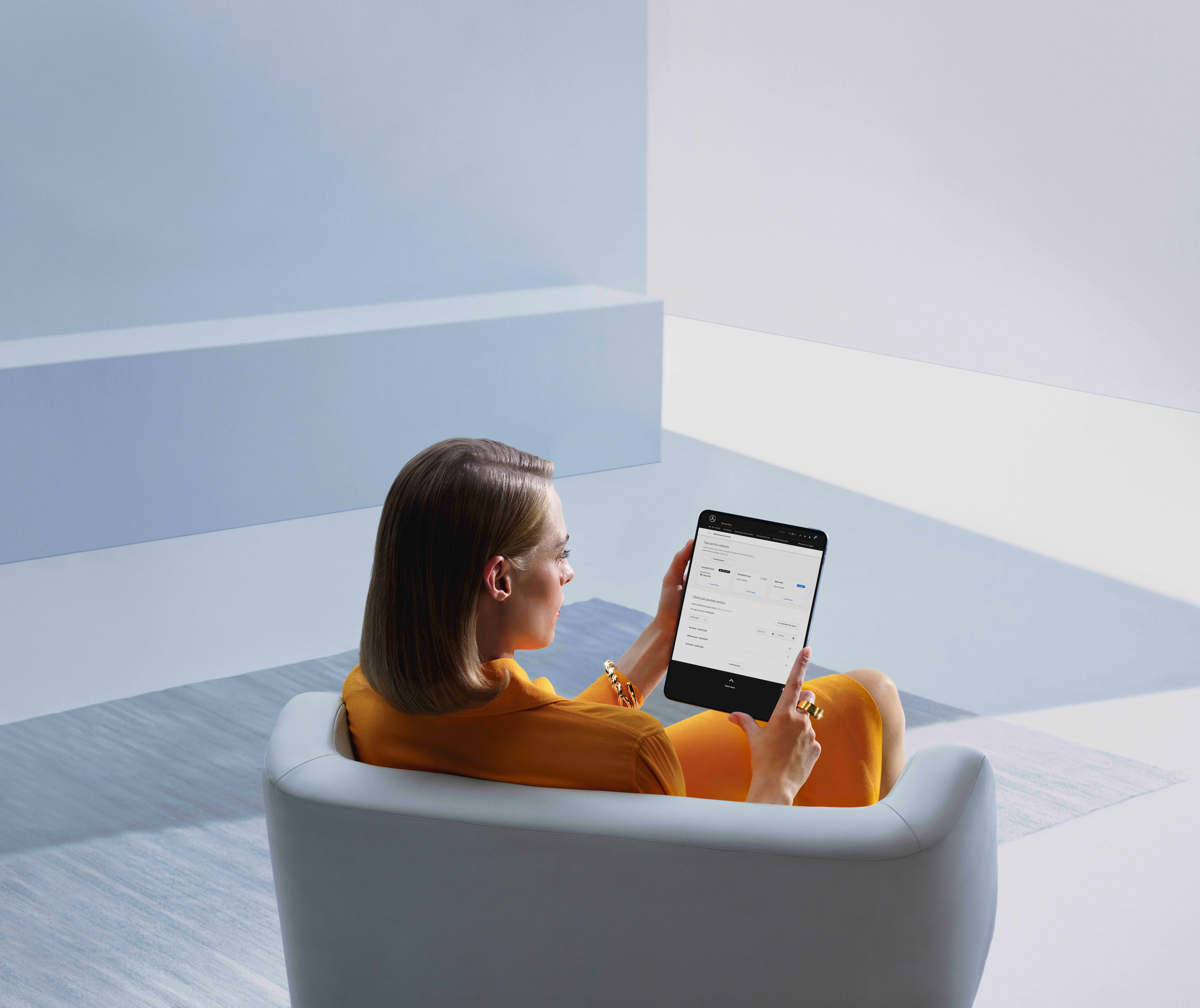 Digitális Szervizjelentés | Mercedes-Benz Egy nő egy tabletet használva nézi a digitális szervizjelentést.