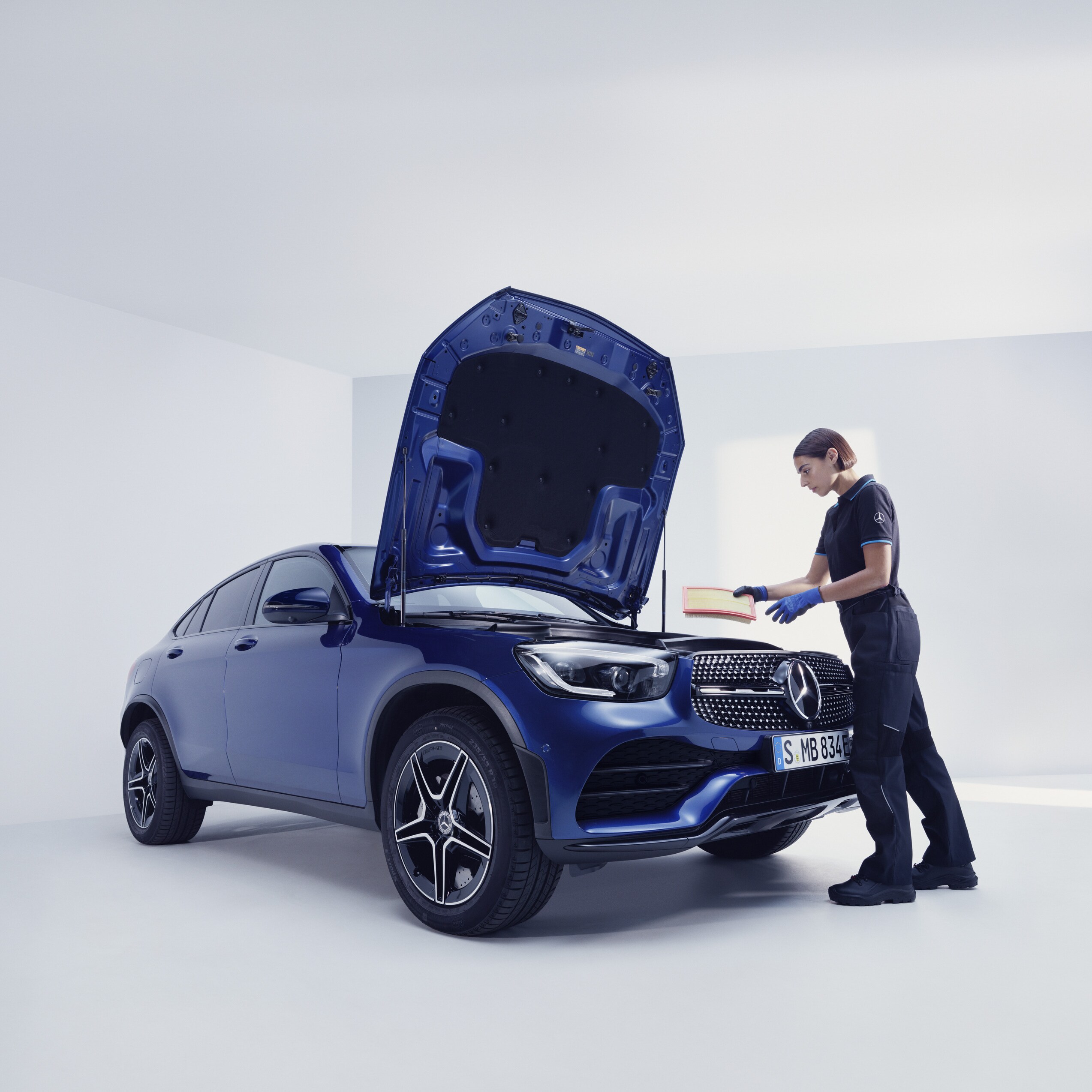 Egy Mercedes-Benz szerelő megvizsgál egy Mercedes-Benzt.