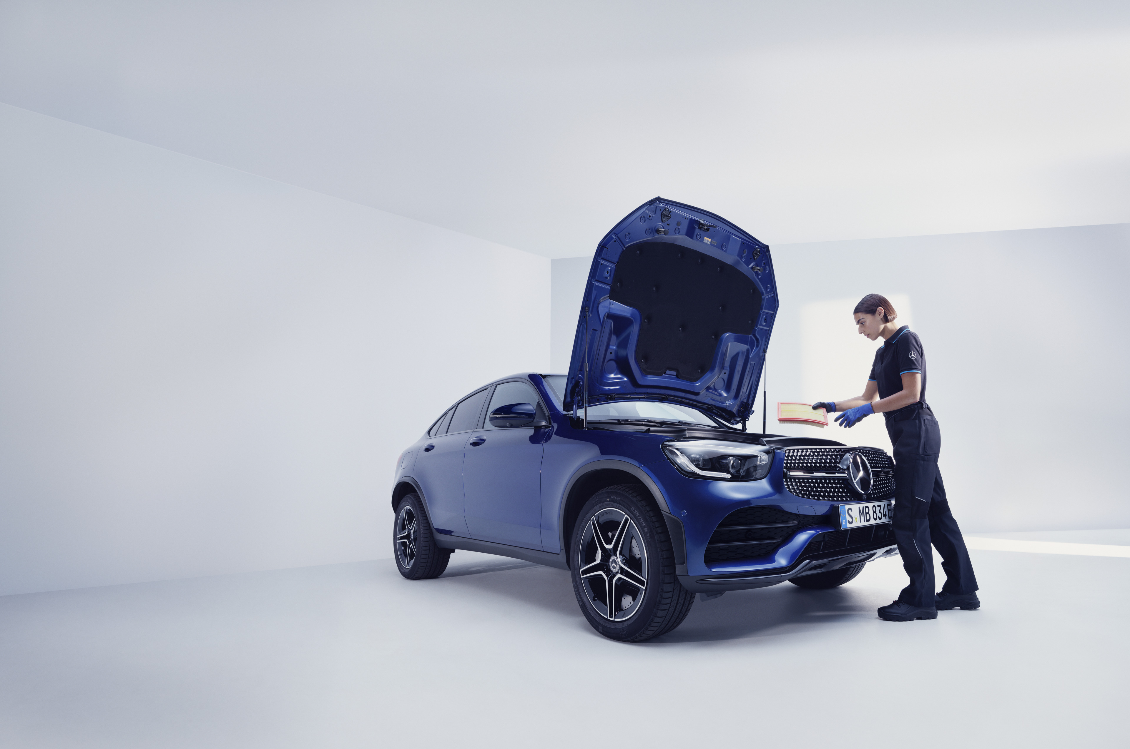 Karbantartási szolgáltatások | Mercedes-Benz Egy Mercedes-Benz szerelő megvizsgál egy Mercedes-Benzt.