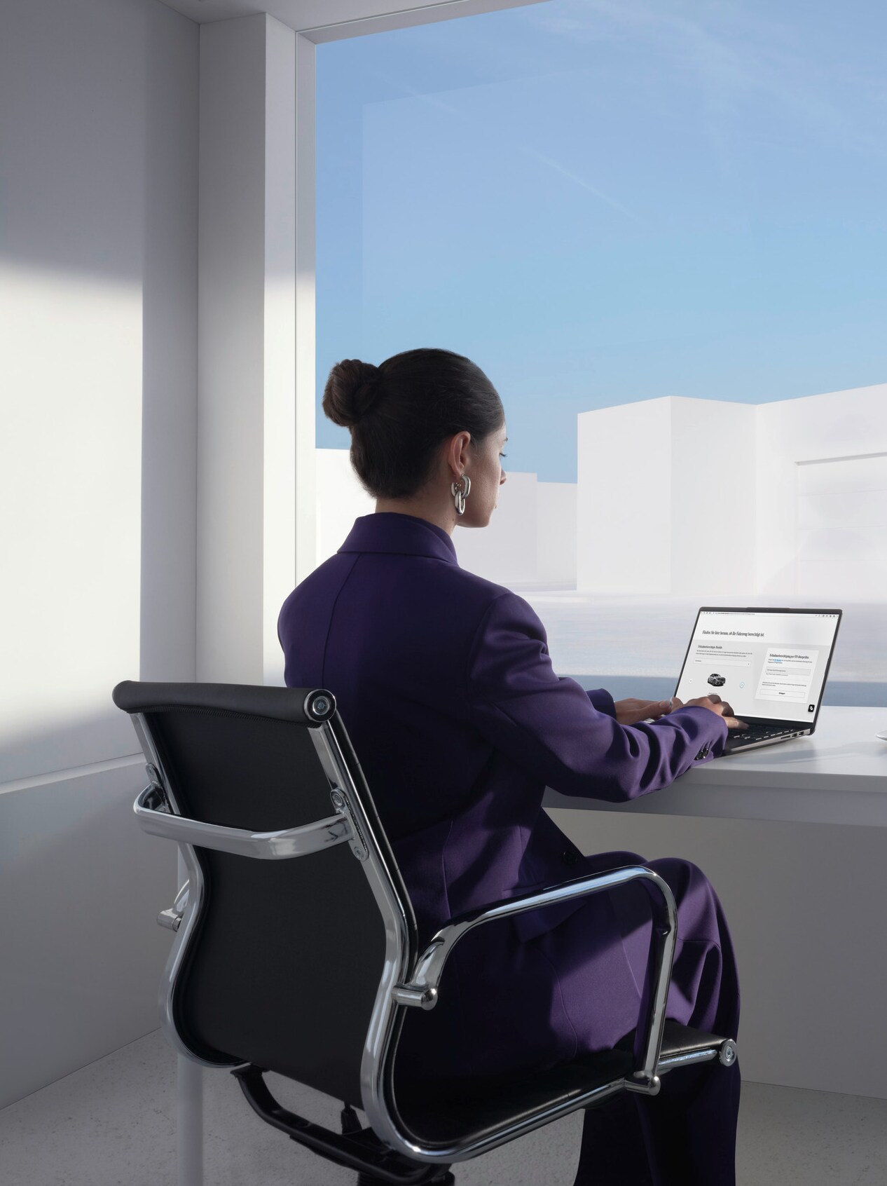 Egy nő a neten keresi Mercedes-Benz gépkocsijának kibocsátásvizsgálatát.