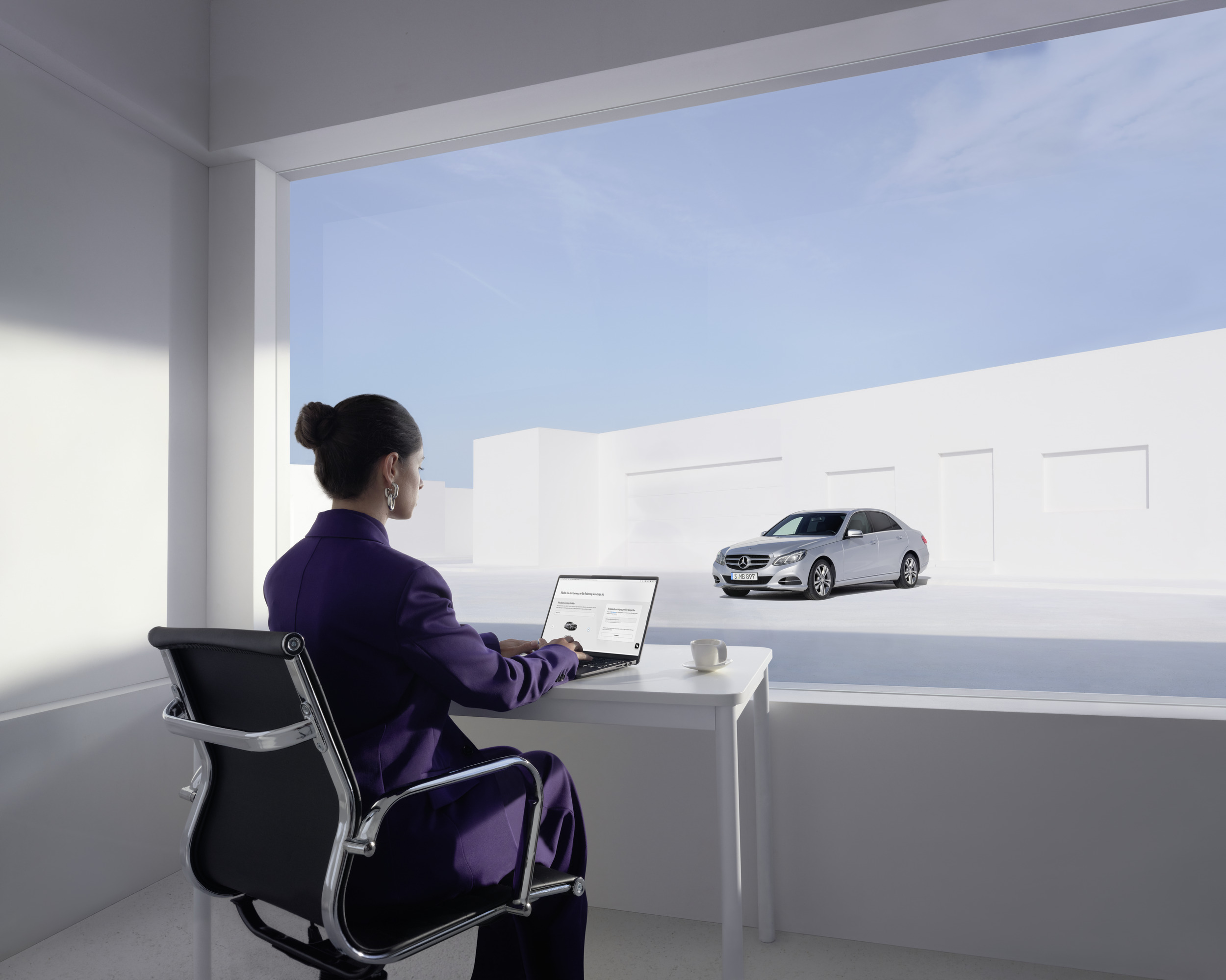 Emissziómérés | Mercedes-Benz Egy nő a neten keresi Mercedes-Benz gépkocsijának kibocsátásvizsgálatát.