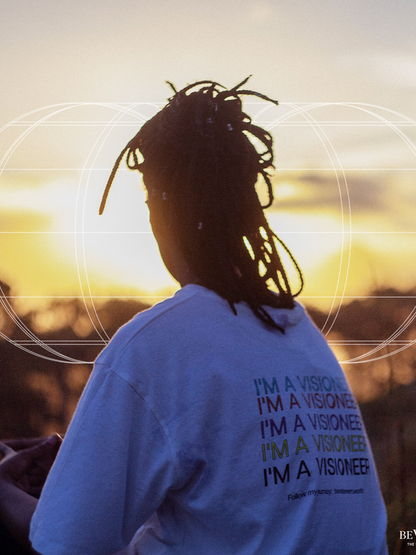 Nő hátulról, naplemente előtt, beVisioneers pólóban.